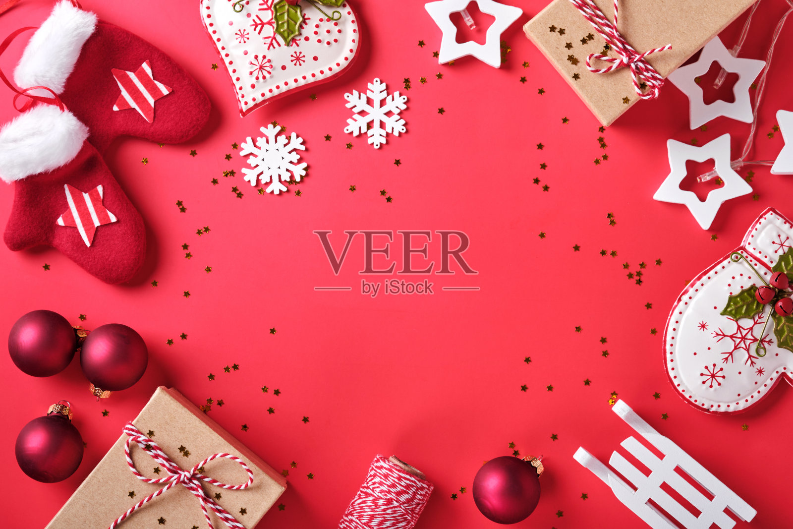 圣诞花环,玩具和礼物盒。新年或圣诞节flat lay top view圣诞节节日庆祝装饰红纸背景与copyspace。贺卡文本设计模板模型照片摄影图片