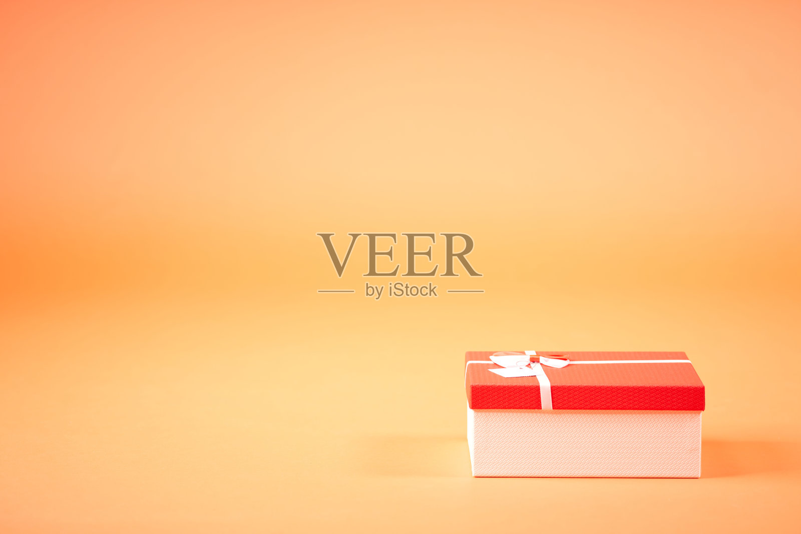 黄色背景的圣诞礼物盒照片摄影图片