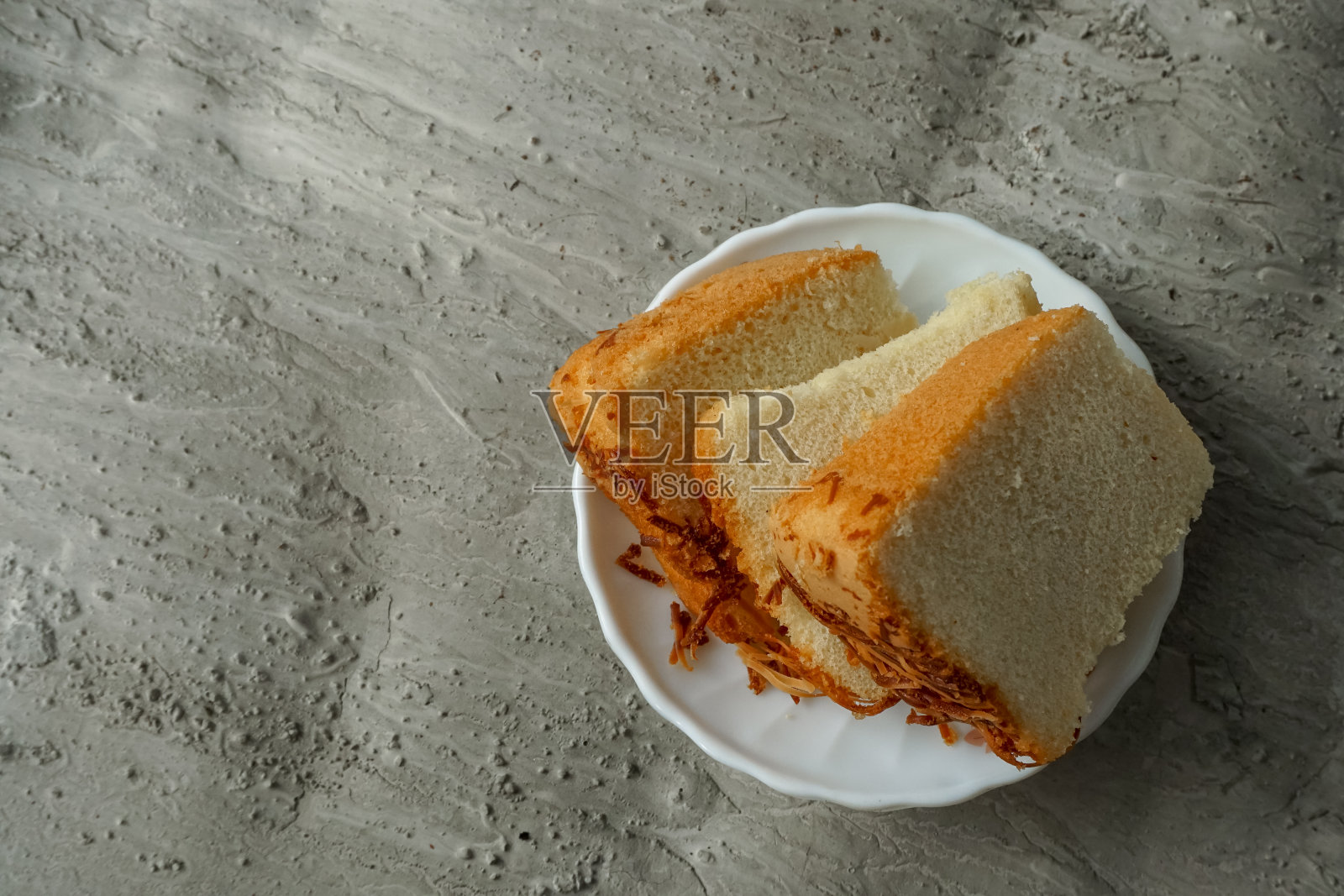 白色盘子里的海绵蛋糕照片摄影图片