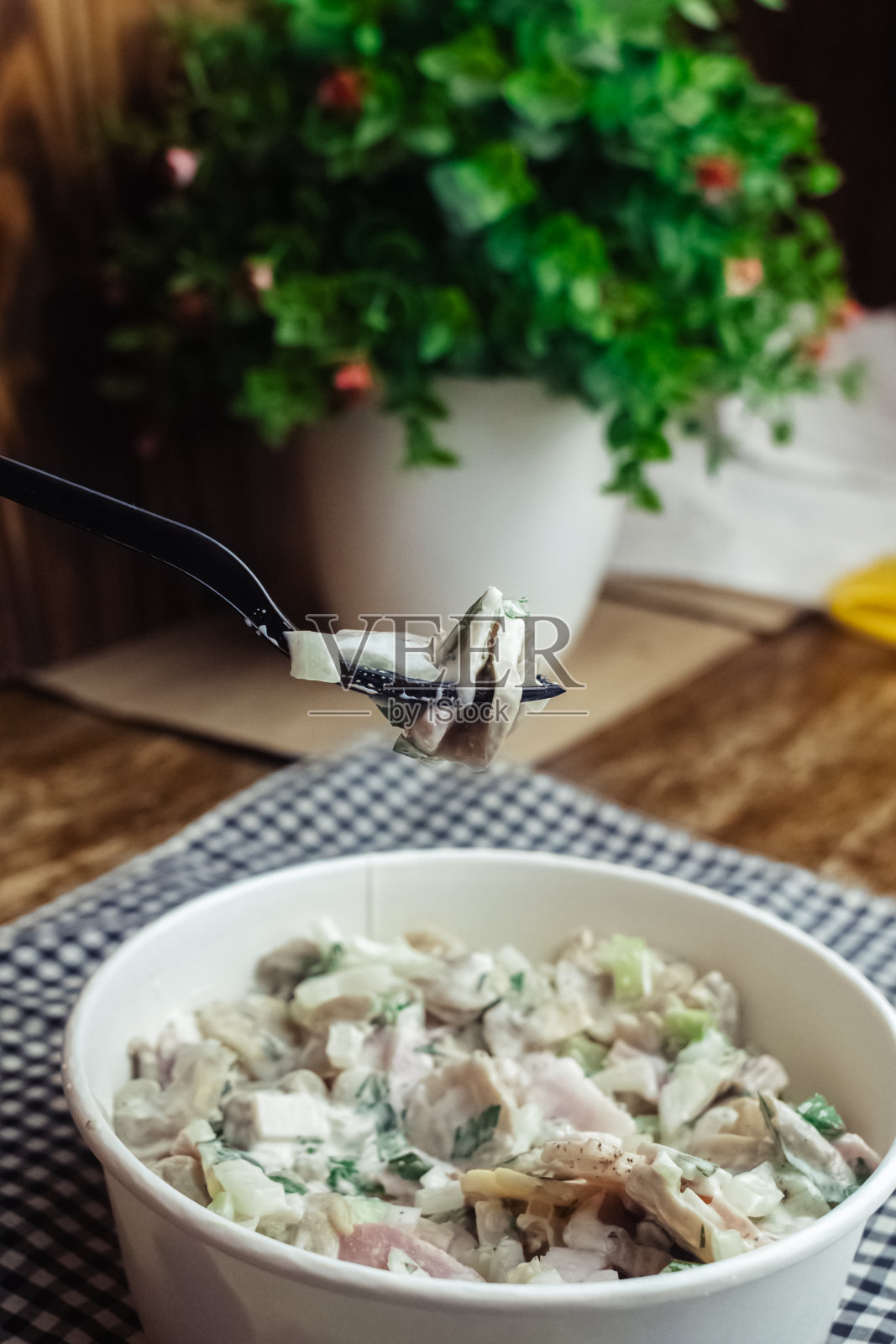 一次性玻璃杯里的沙拉。健康快餐。外卖餐馆。用于食品安全的一次性餐具。健康的快餐照片摄影图片