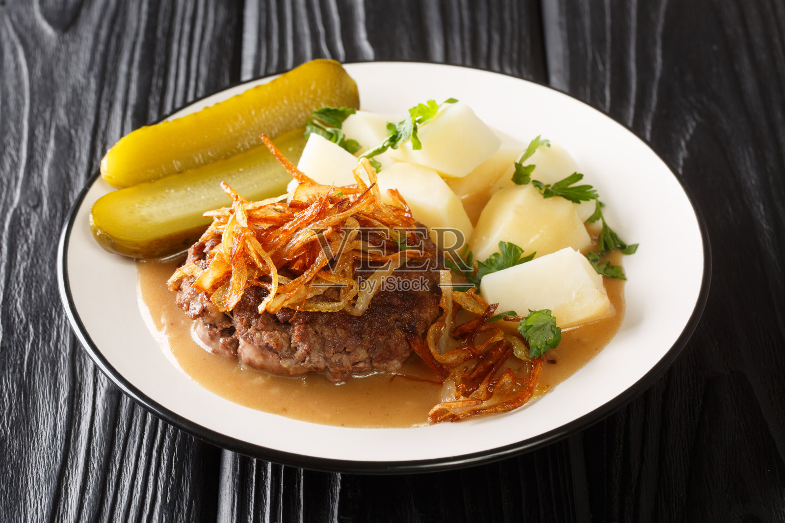 客家牛肉肉饼配肉汁和软洋葱配煮土豆配菜。水平照片摄影图片