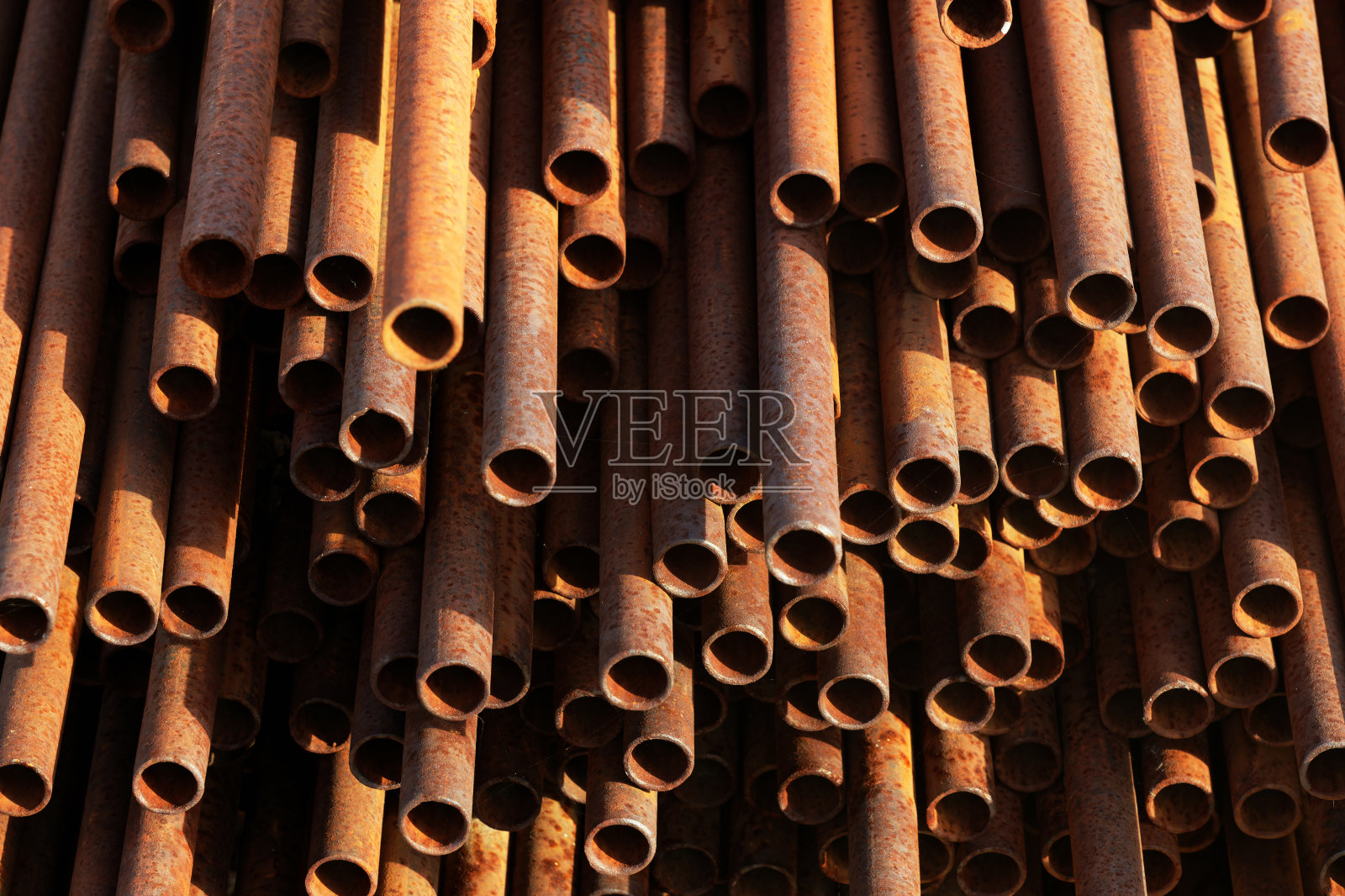 路边露天仓库里堆放着许多用于气化和建筑的小直径金属管道照片摄影图片