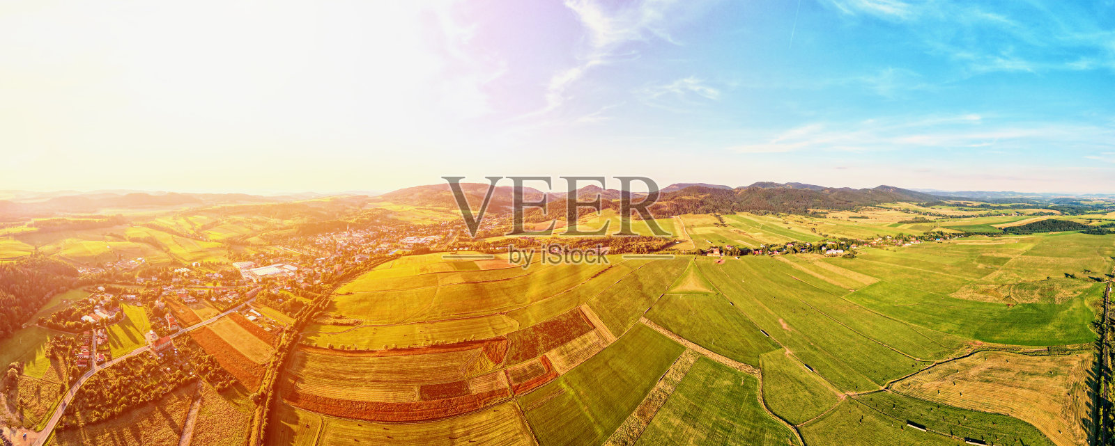 山脉绵延,农田遍地照片摄影图片