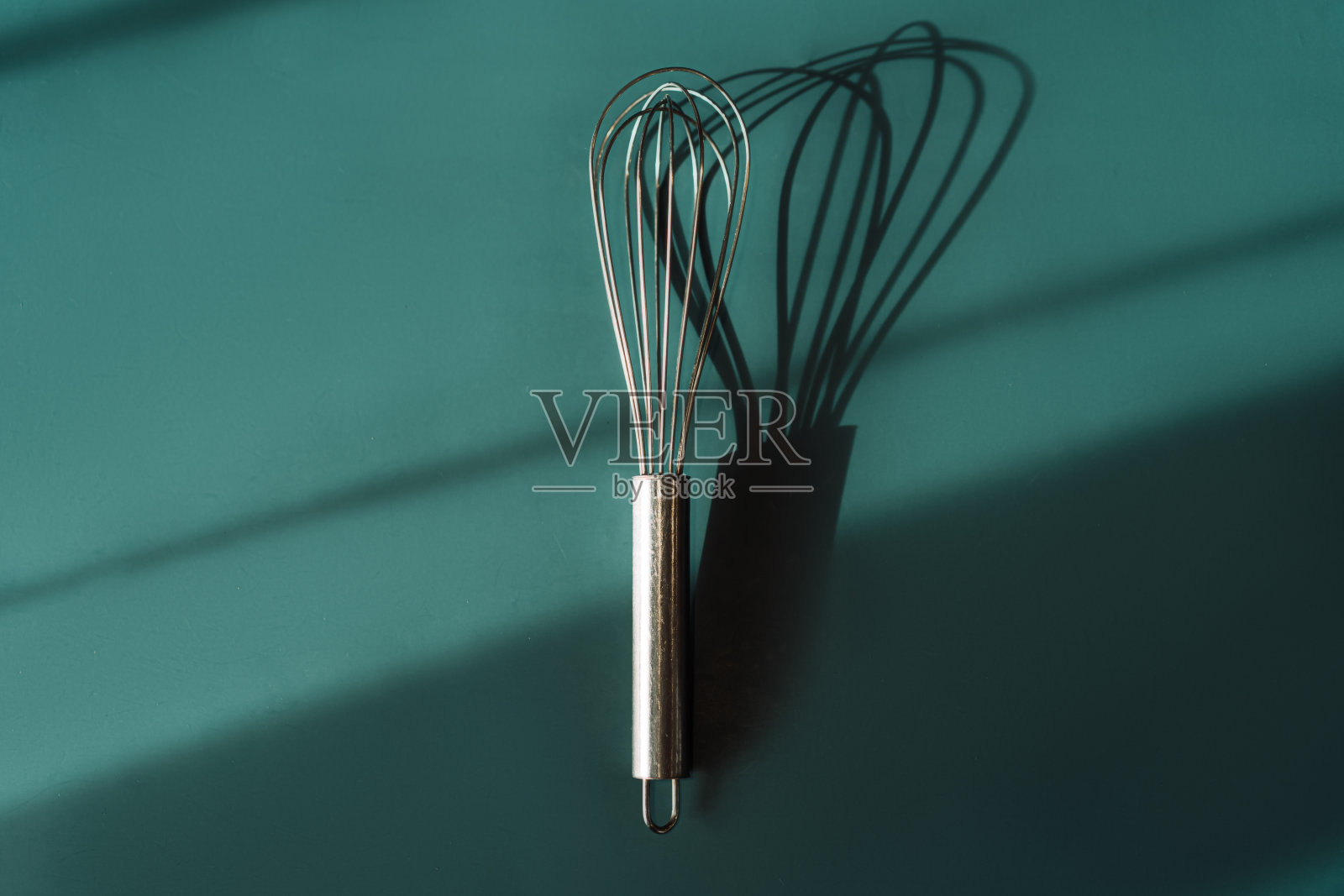 阳光落在金属花冠上的青色背景照片摄影图片