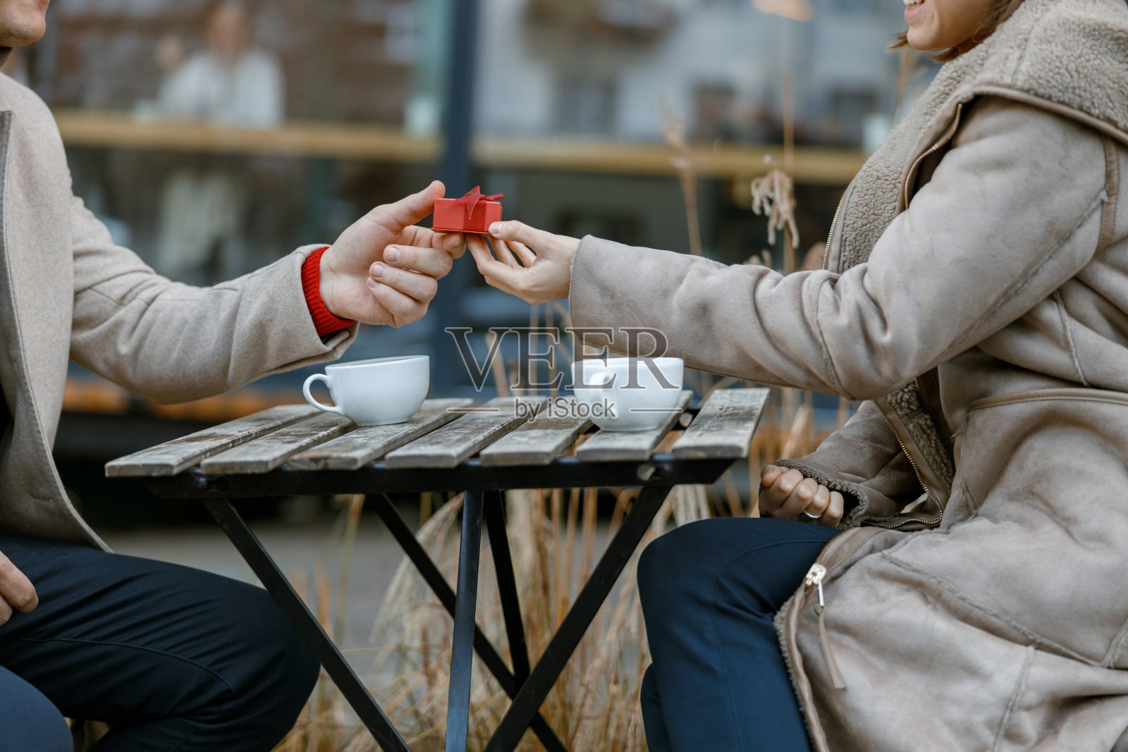 开朗、快乐、美丽的白种人情侣在户外约会照片摄影图片