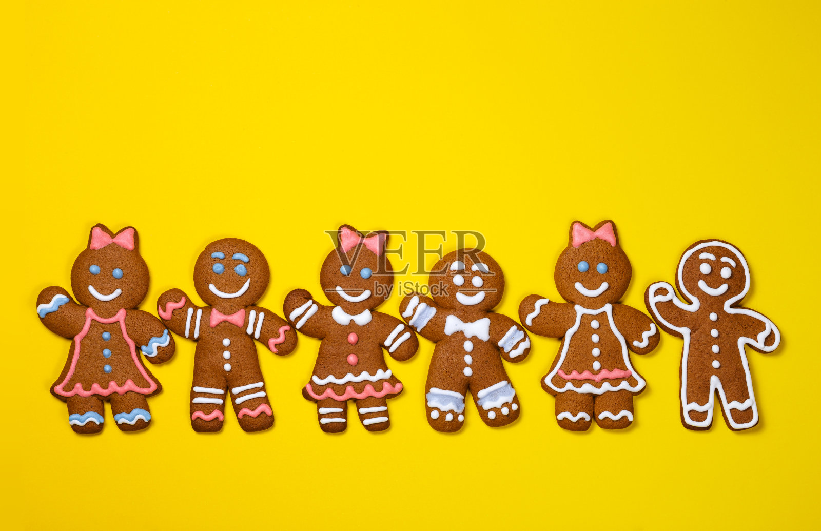 黄色背景上有许多姜饼男男女女照片摄影图片