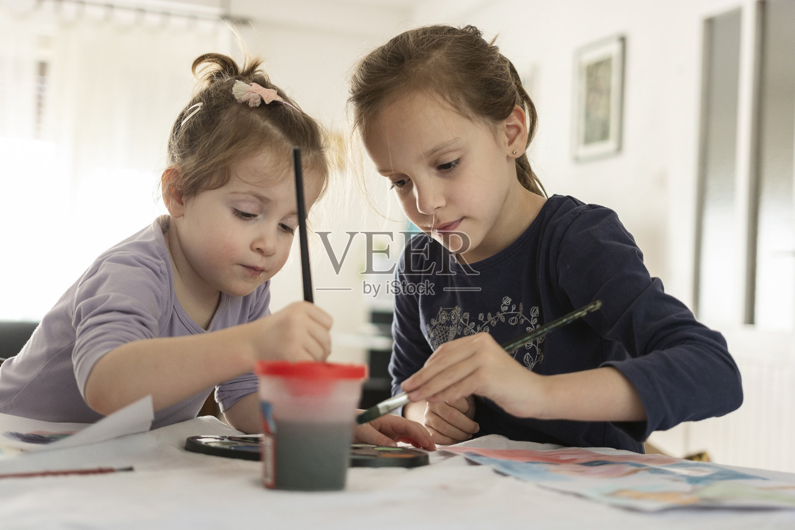 女孩们在家用水彩画画照片摄影图片