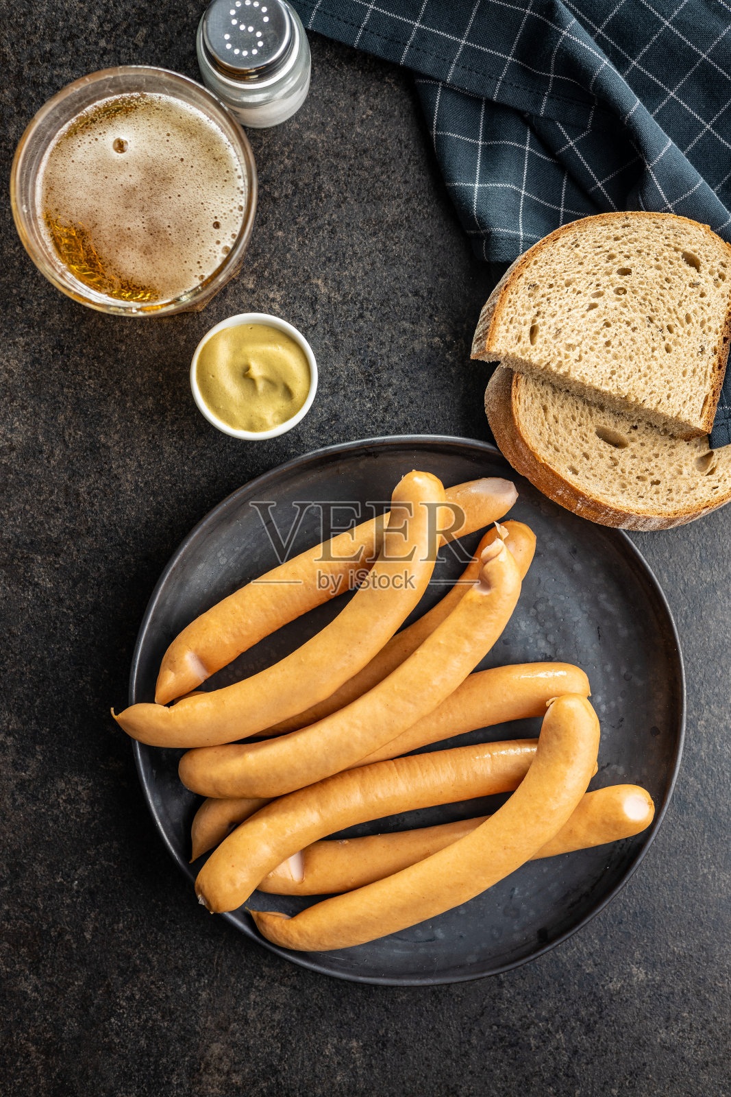 熏制的法兰克福香肠。照片摄影图片