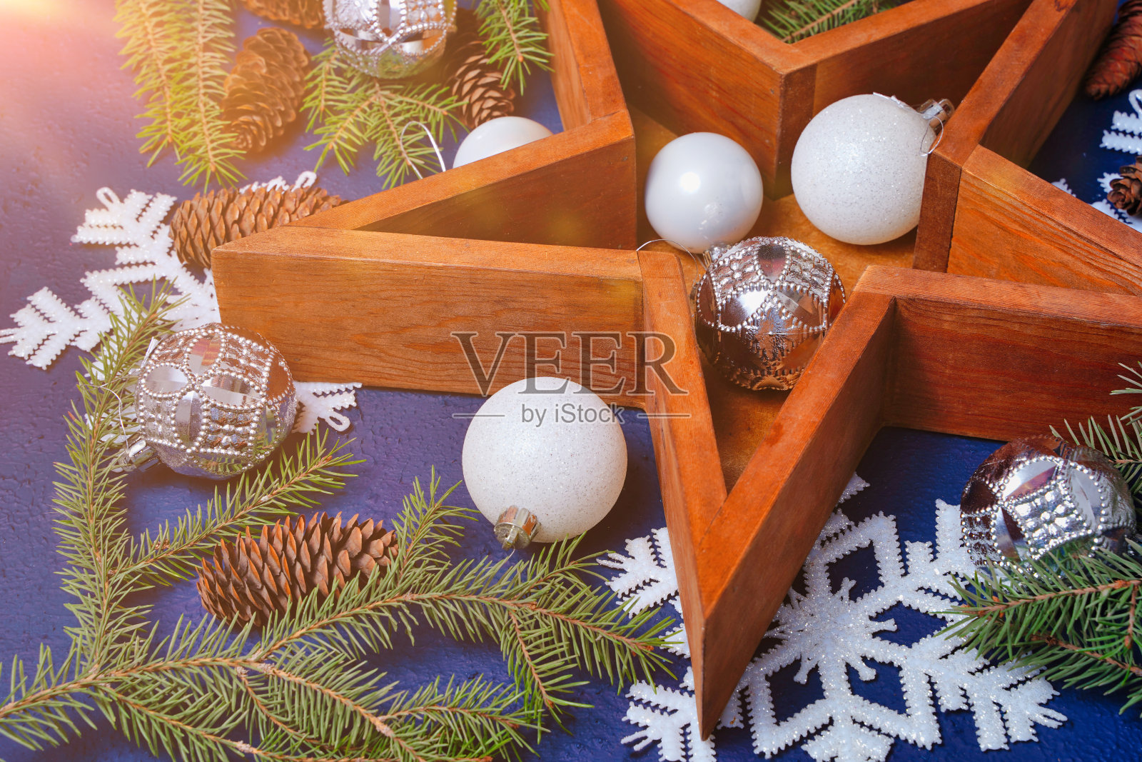 圣诞构图,木星,亮灯闪烁,圣诞球,雪花和带圆锥形的冷杉树枝。新年和圣诞节的概念照片摄影图片