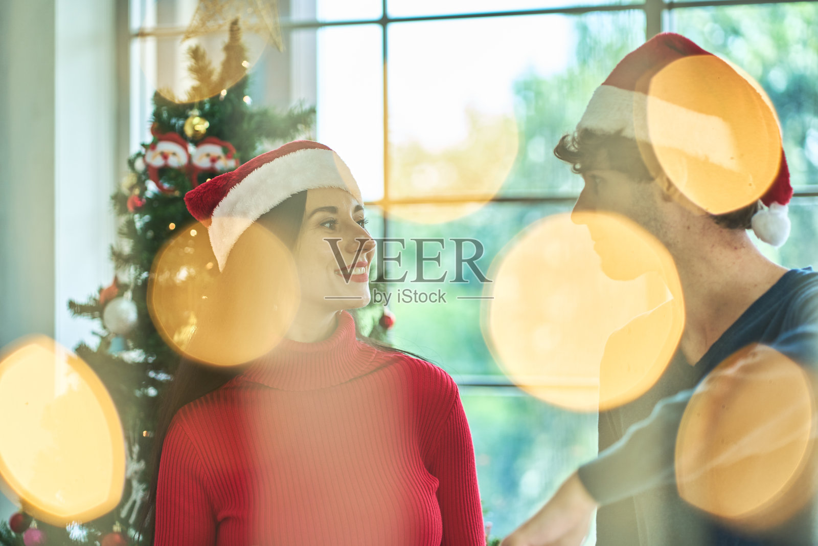 甜蜜的场景,一对爱的情侣在圣诞派对时间与lig照片摄影图片