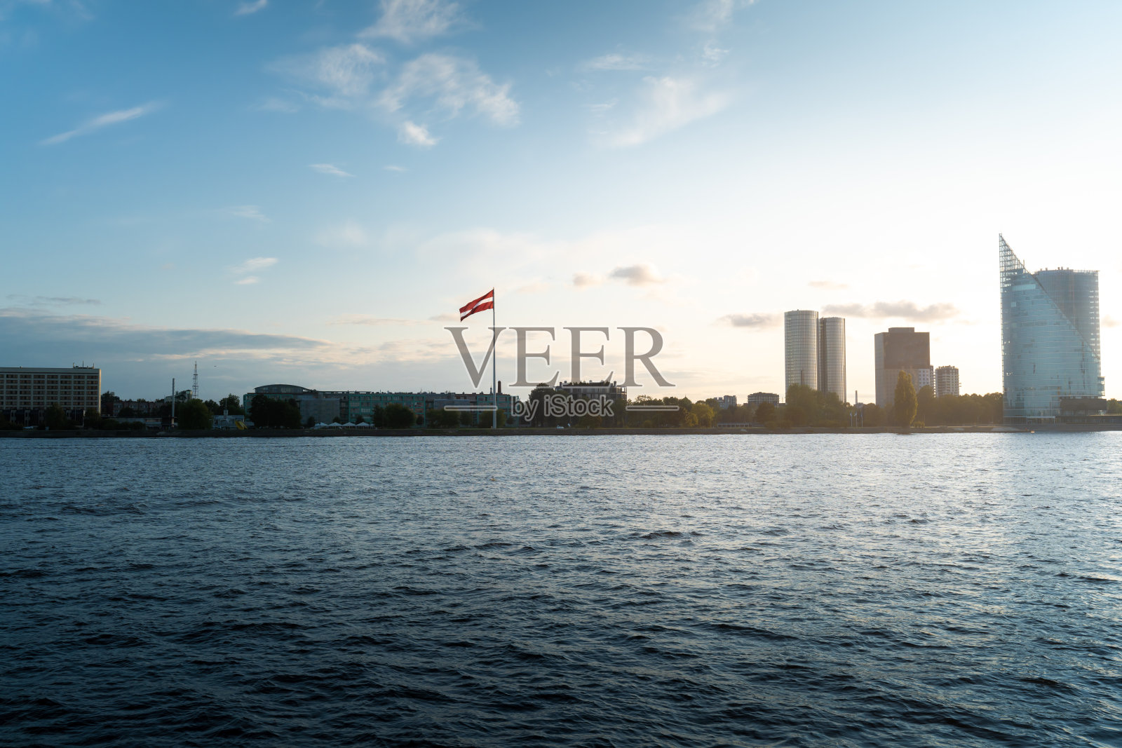 多加瓦西岸(帕多加瓦)和拉脱维亚国旗的天际线视图-里加,拉脱维亚照片摄影图片