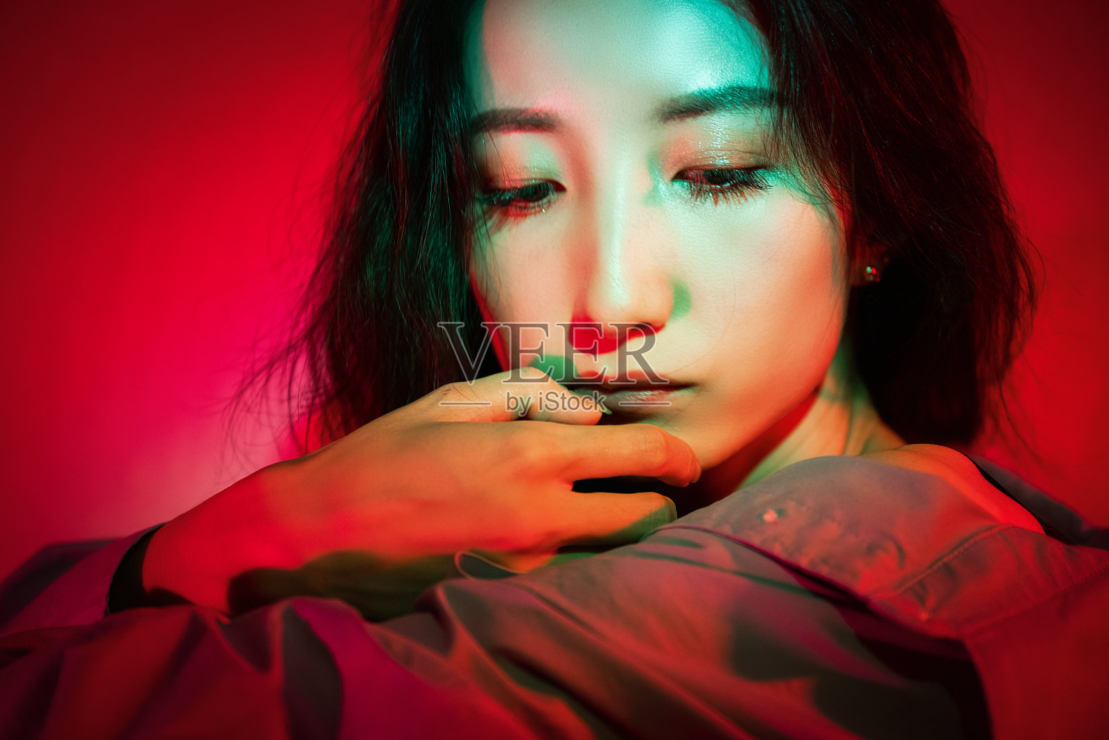 带着红灯的美女照片摄影图片