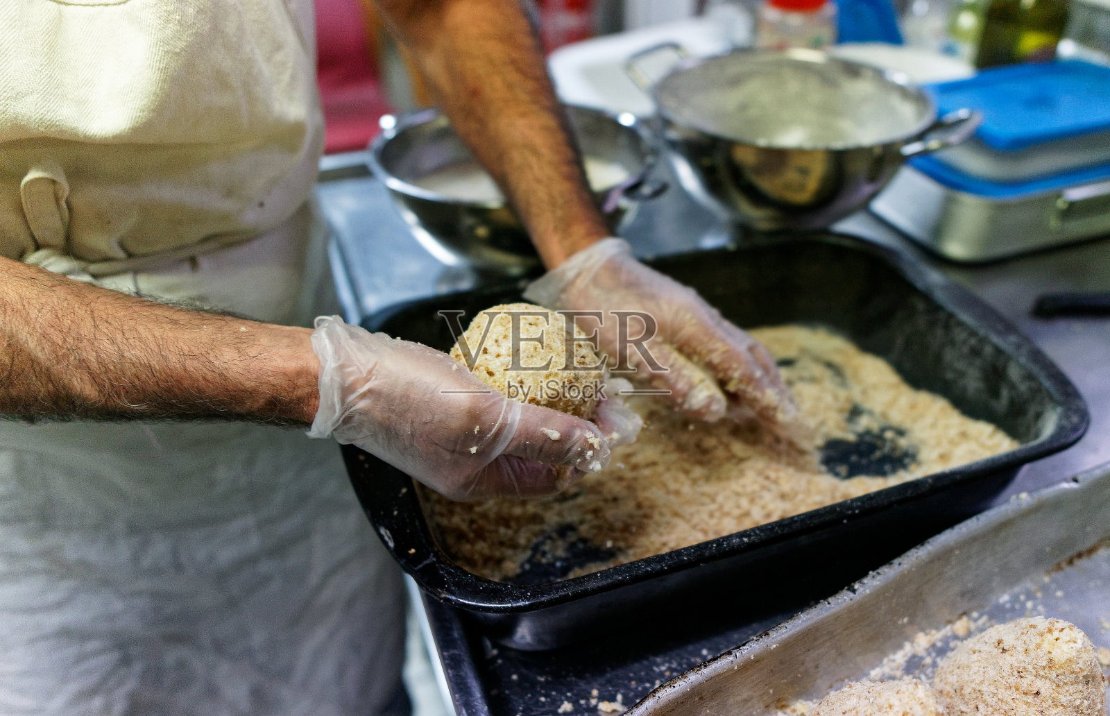 准备典型的西西里食物,叫做arancino照片摄影图片