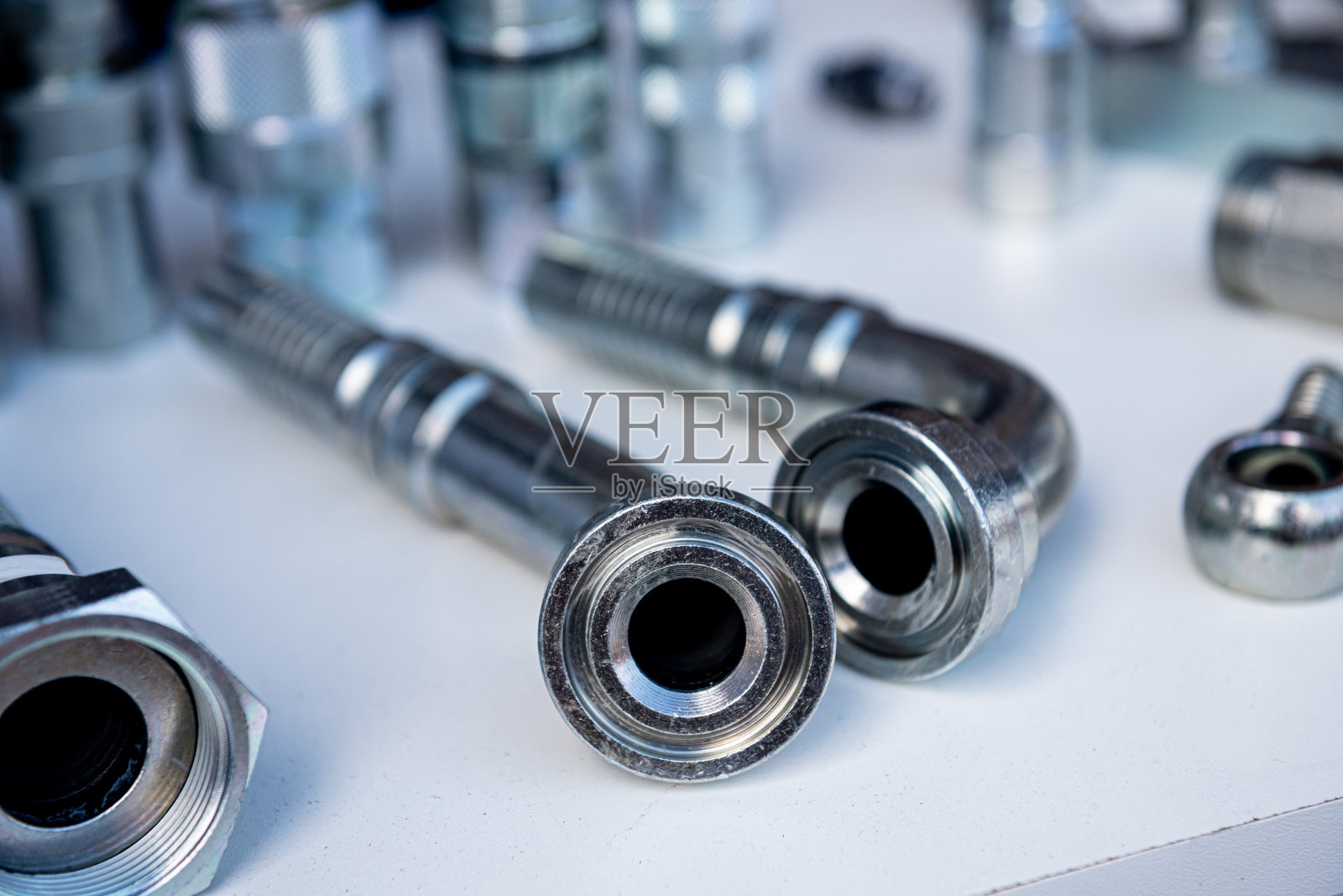 灯光背景上的管道和配件。照片摄影图片