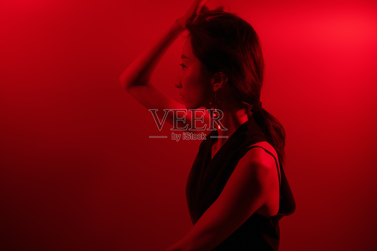 美丽时尚的美女搭配红色背景灯光照片摄影图片