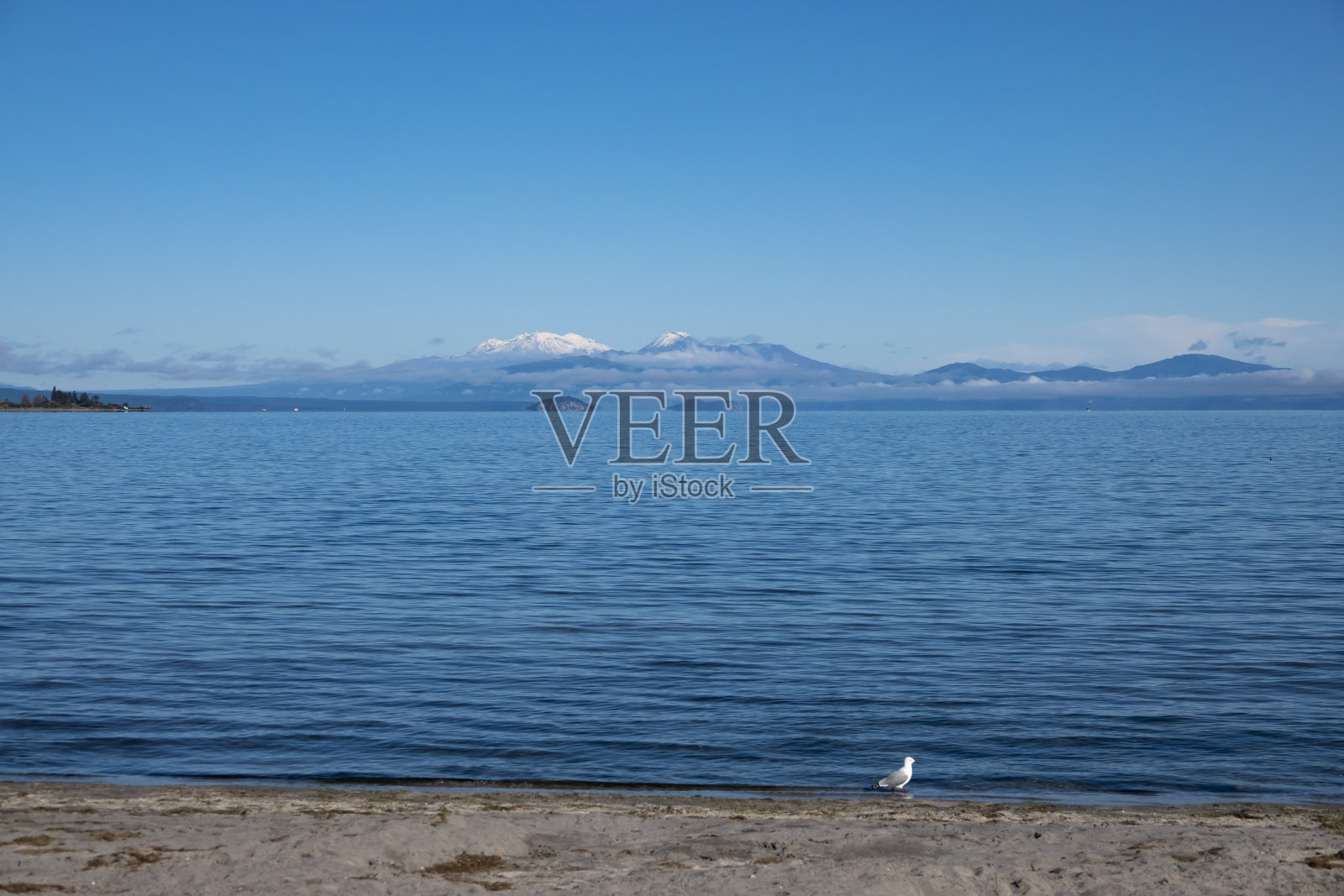 从陶波湖可以看到Ngauruhoe山和Ruapehu山照片摄影图片