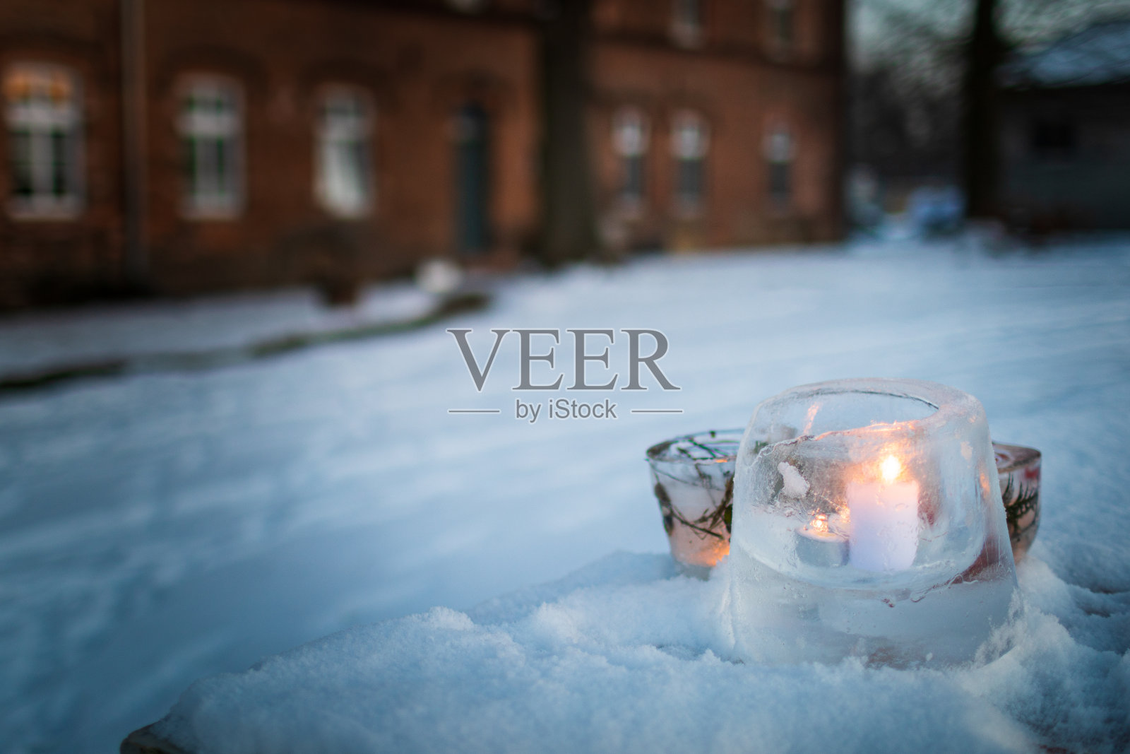 在寒冷的冬夜,用冰做的烛台配上温暖的烛光照片摄影图片