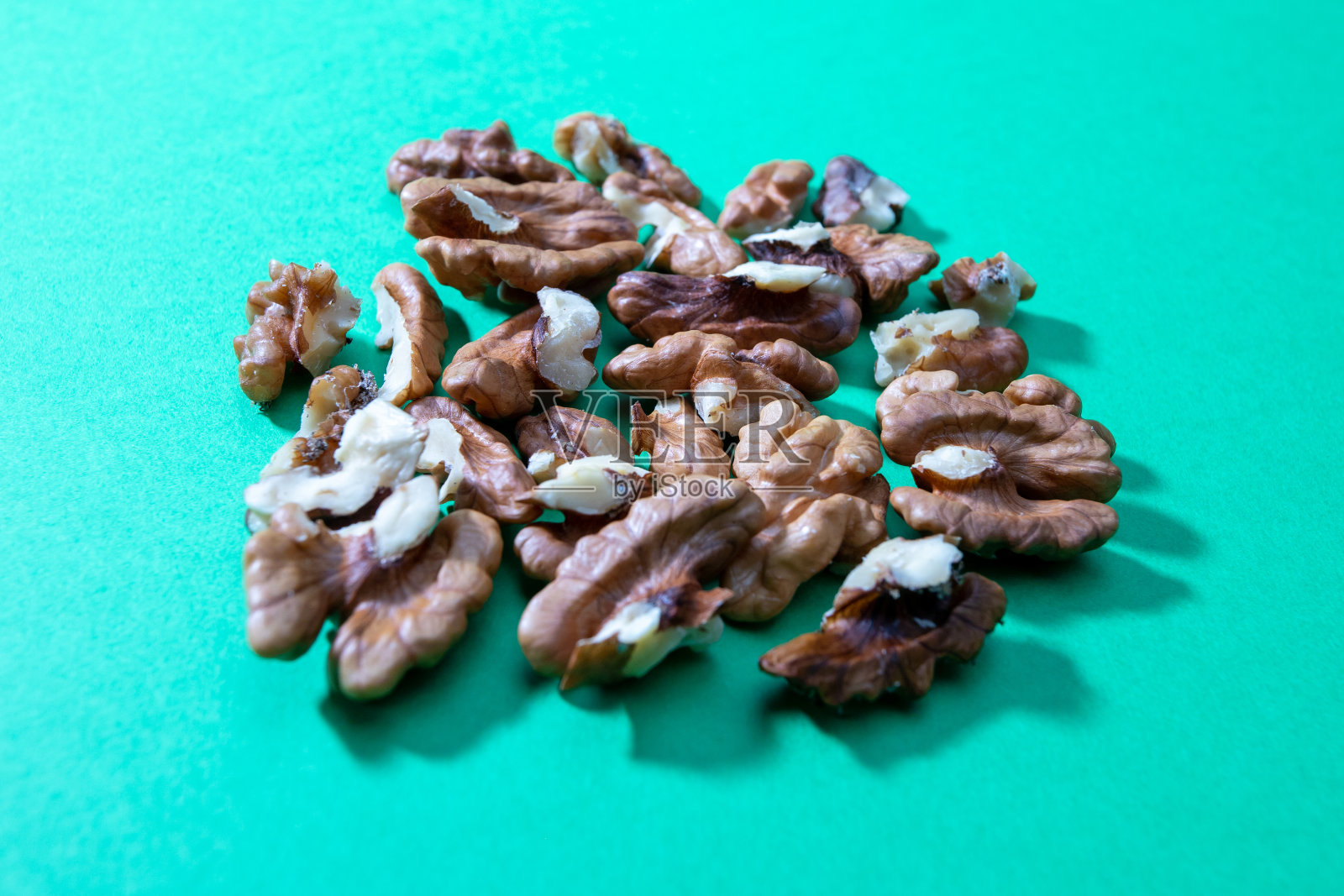 核桃半孤立在绿色背景照片摄影图片