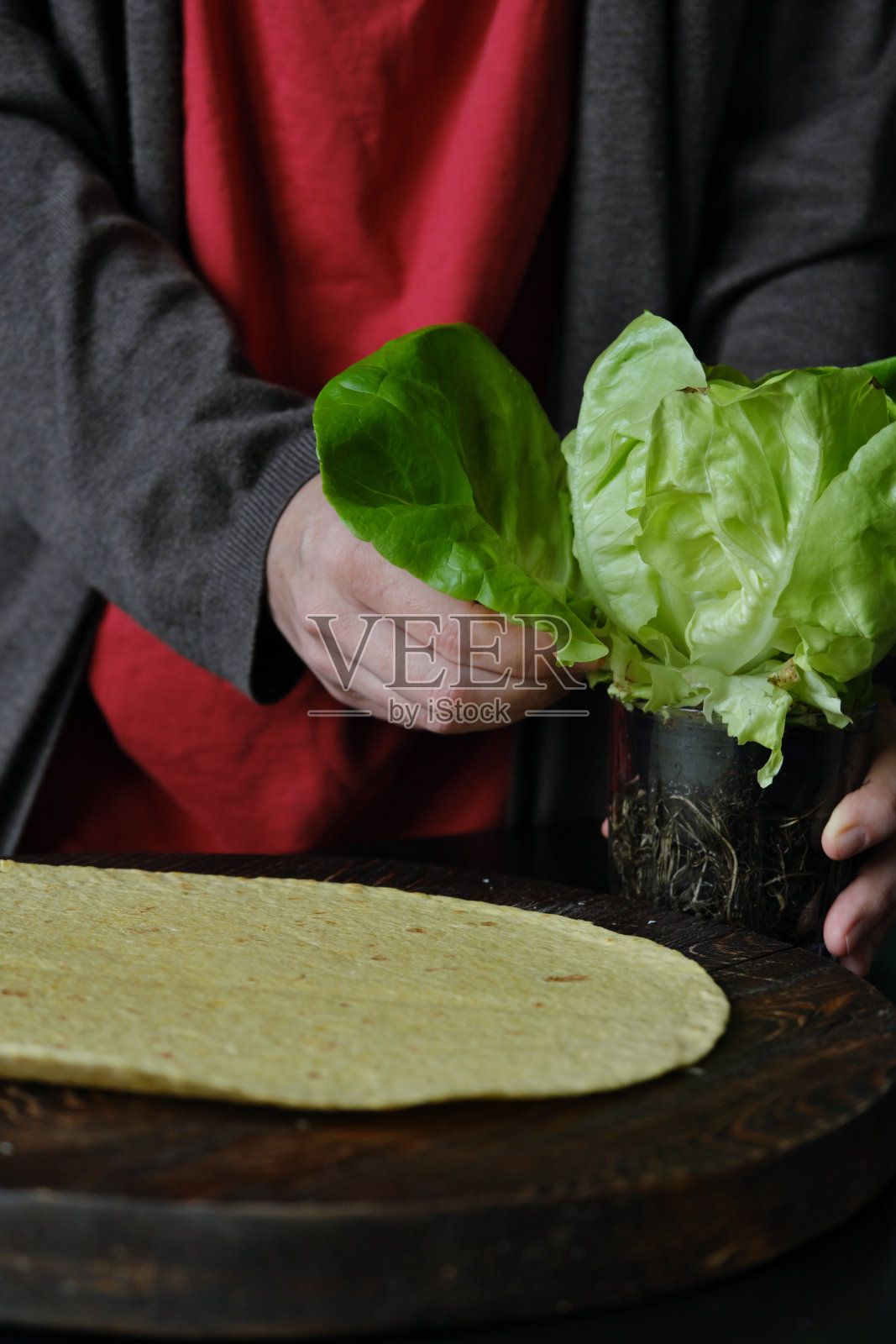 准备用新鲜的生菜叶自制玉米煎饼照片摄影图片