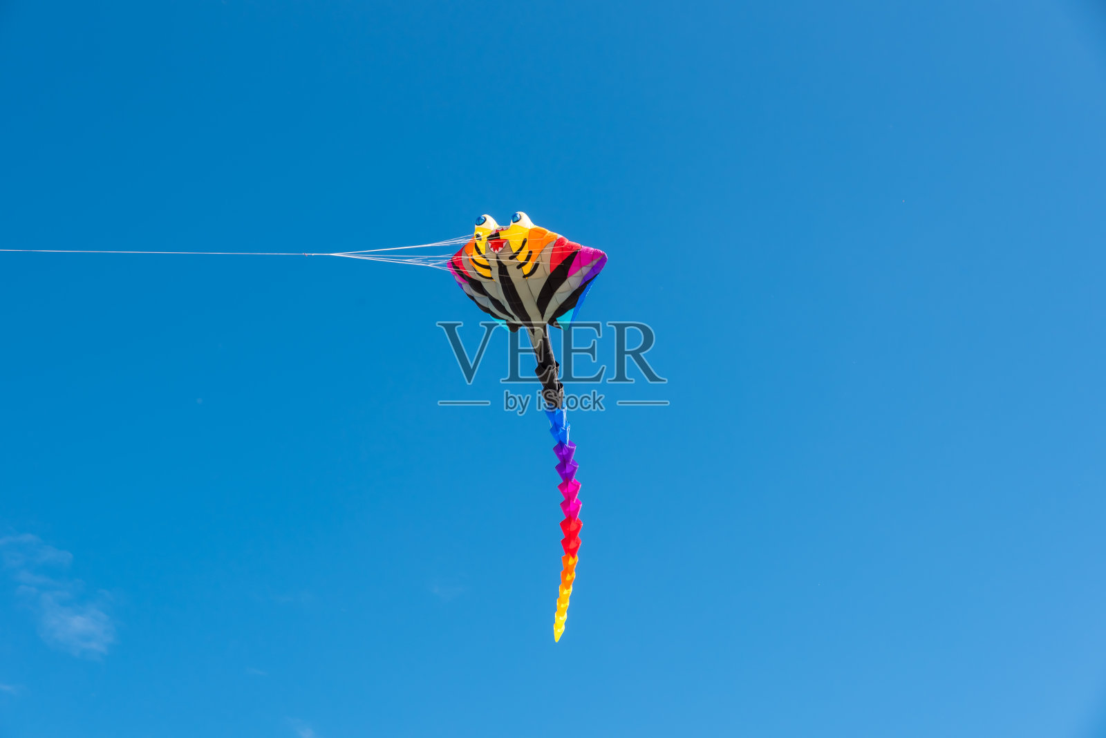 五颜六色的风筝飞过天空照片摄影图片