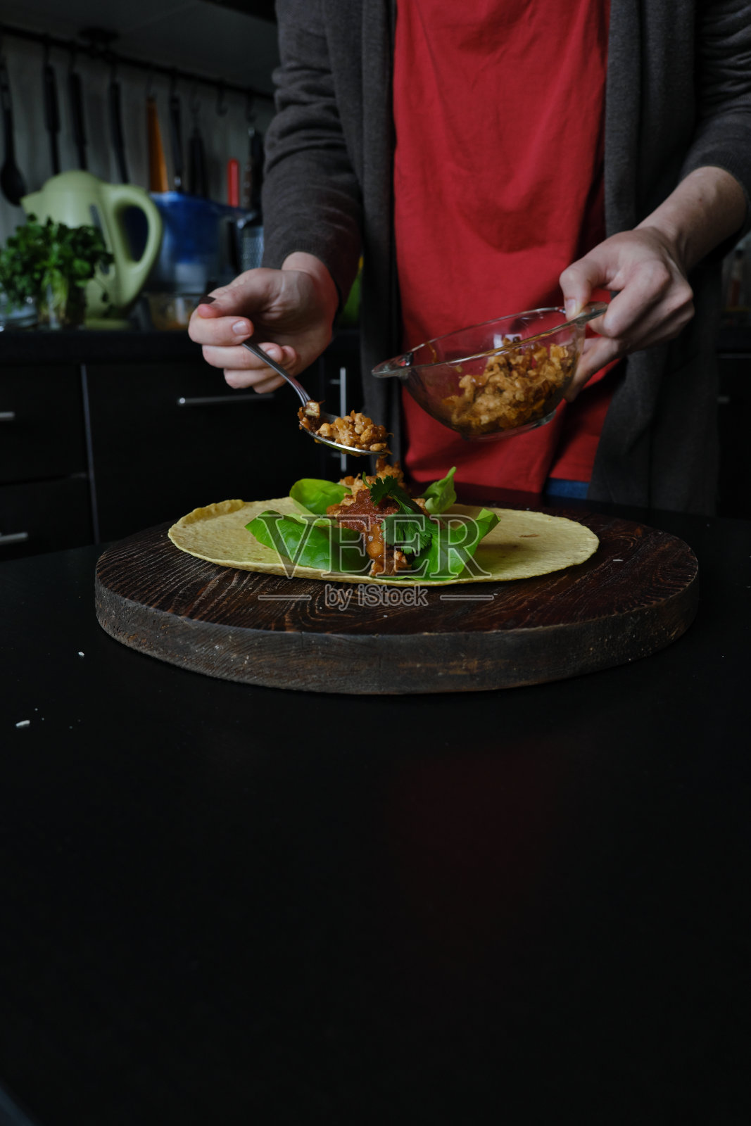 准备自制鸡肉卷照片摄影图片