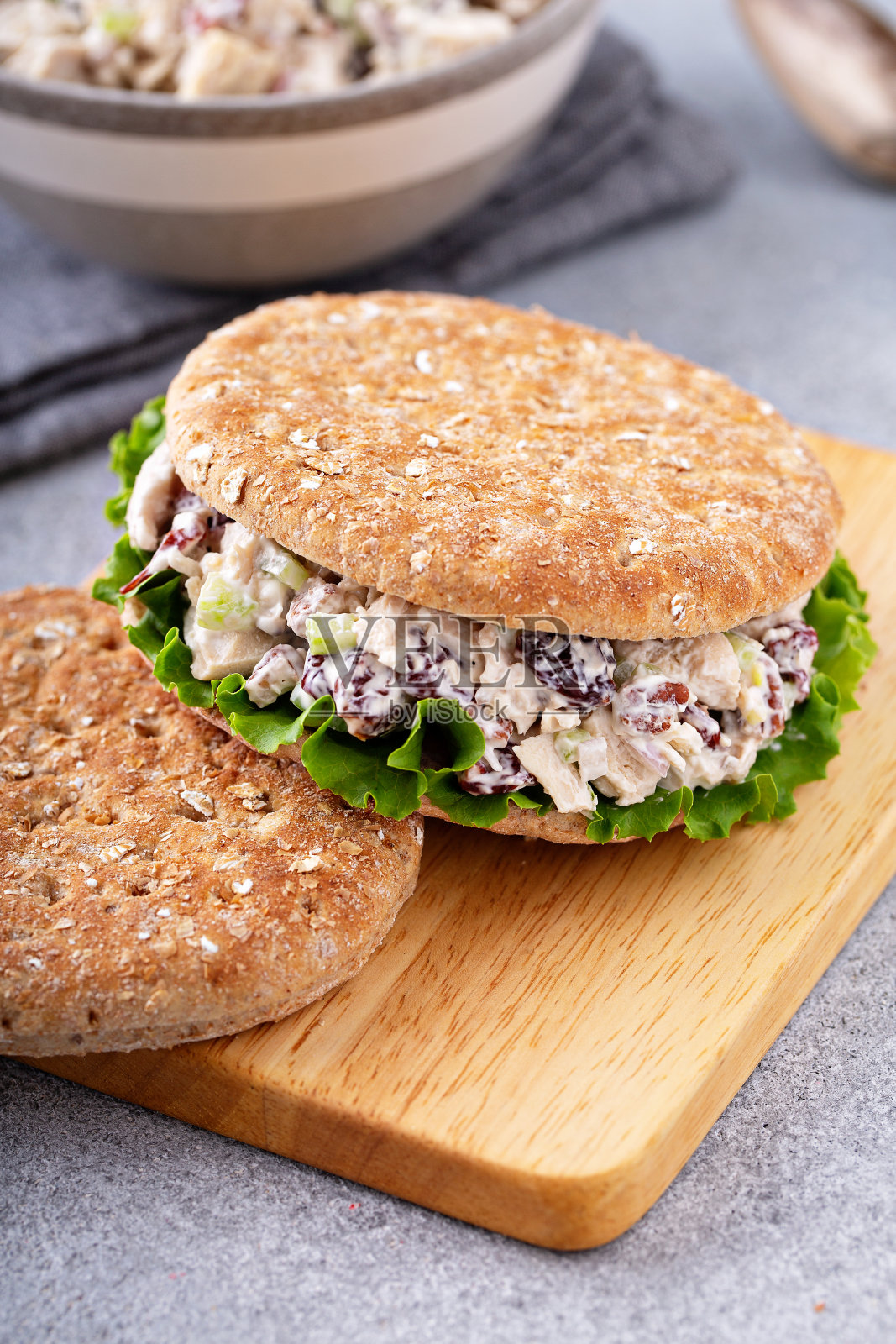 全麦面包配鸡肉沙拉三明治照片摄影图片