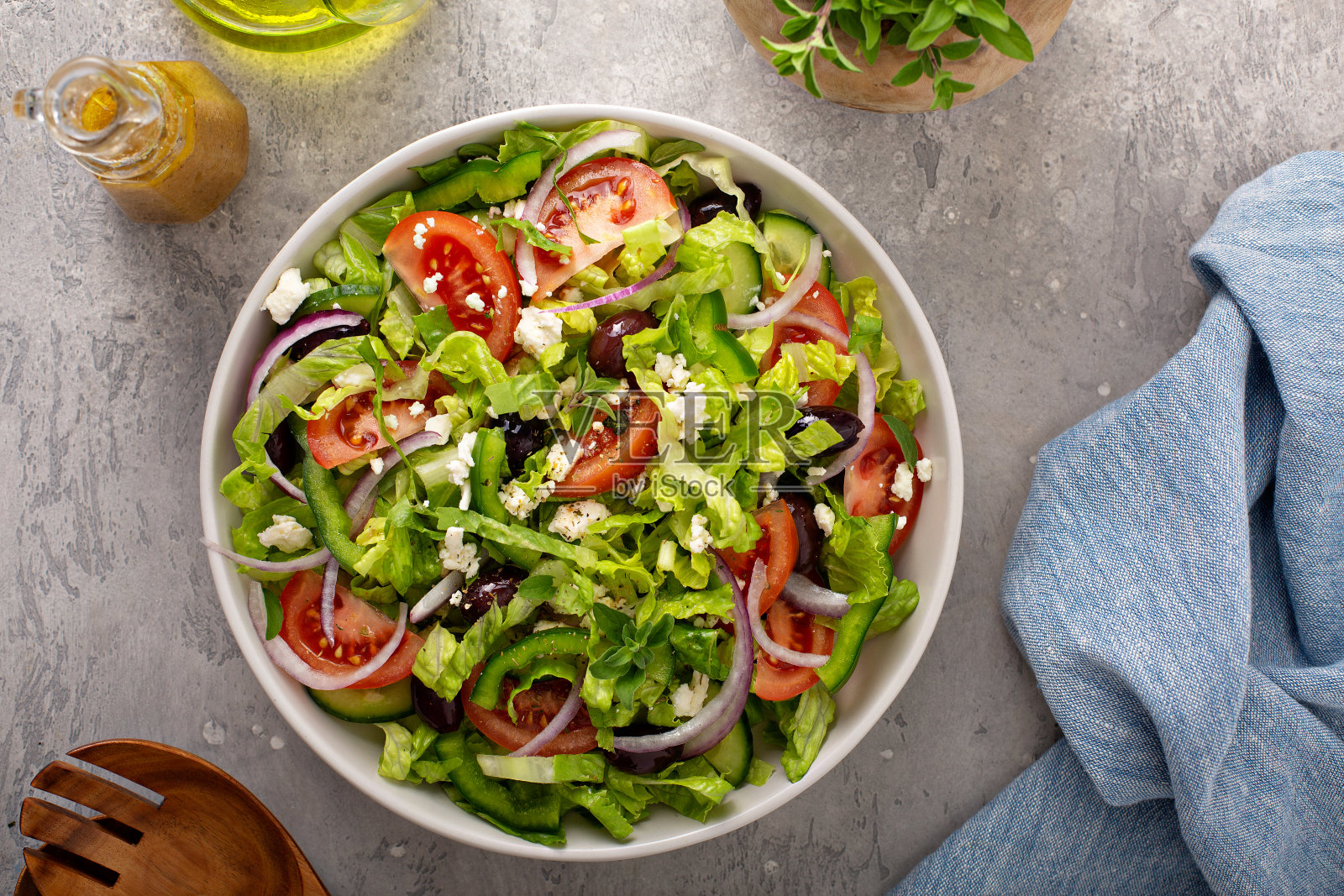 素食希腊沙拉加醋汁照片摄影图片