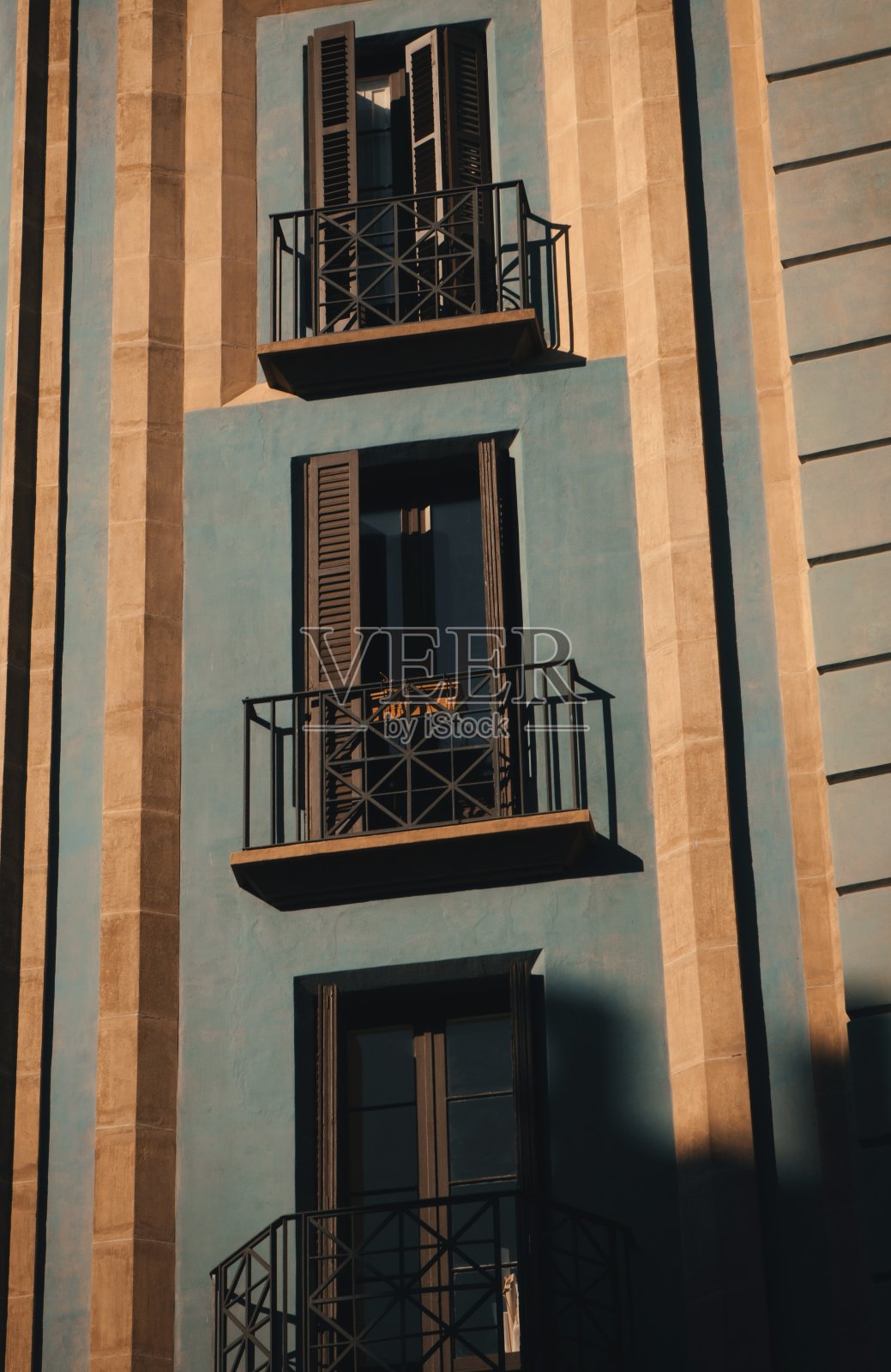 巴塞罗那阳台上的日落。照片摄影图片