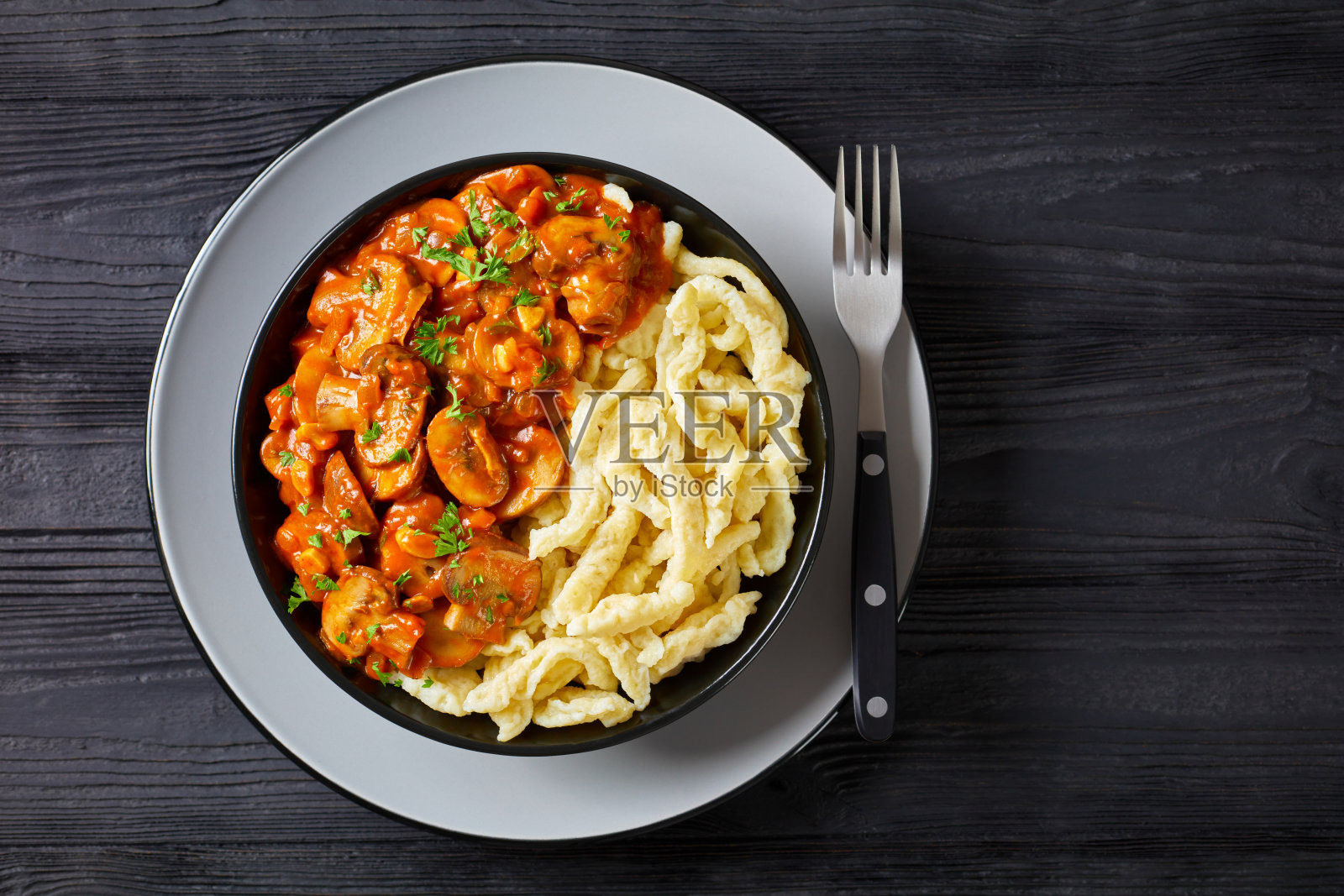 碗里有蘑菇肉汁的德国面汤,jagerspatzle, jaegerspetzle,小饺子,德国面条,由面粉、鸡蛋和牛奶制成,经常在啤酒节上食用,德国美食,平铺照片摄影图片