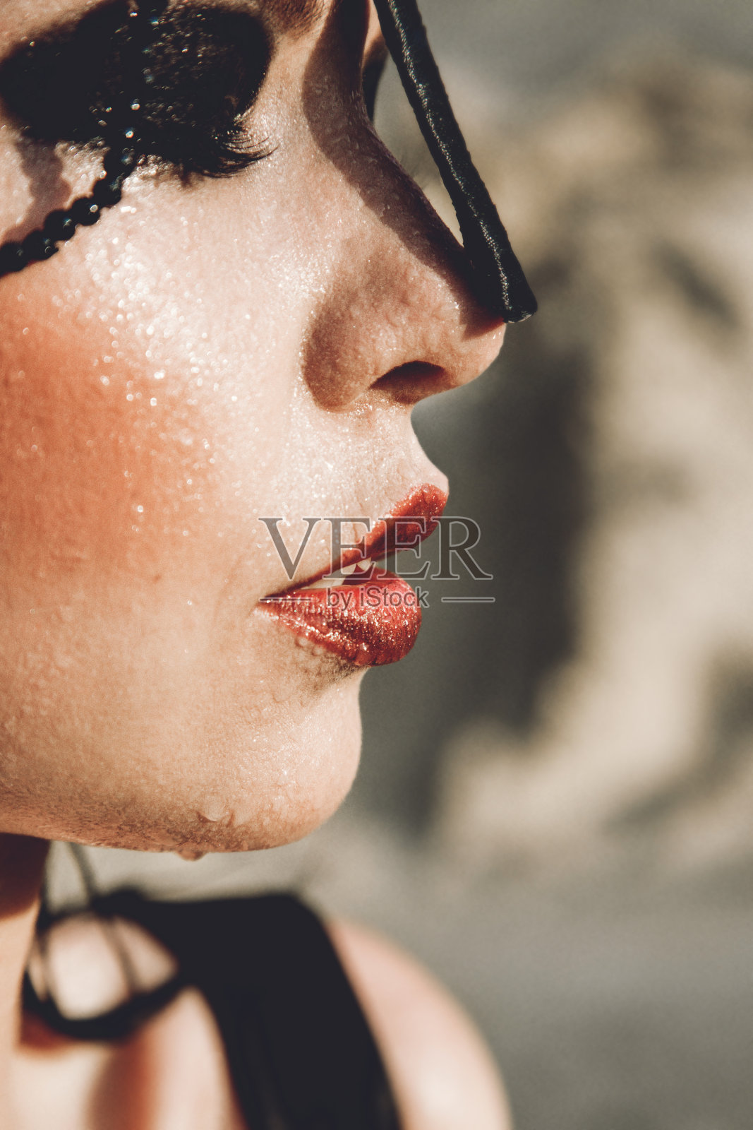 一个模特女孩的特写肖像。头上戴着羽毛饰品的女孩。概念就是美和时尚。照片摄影图片