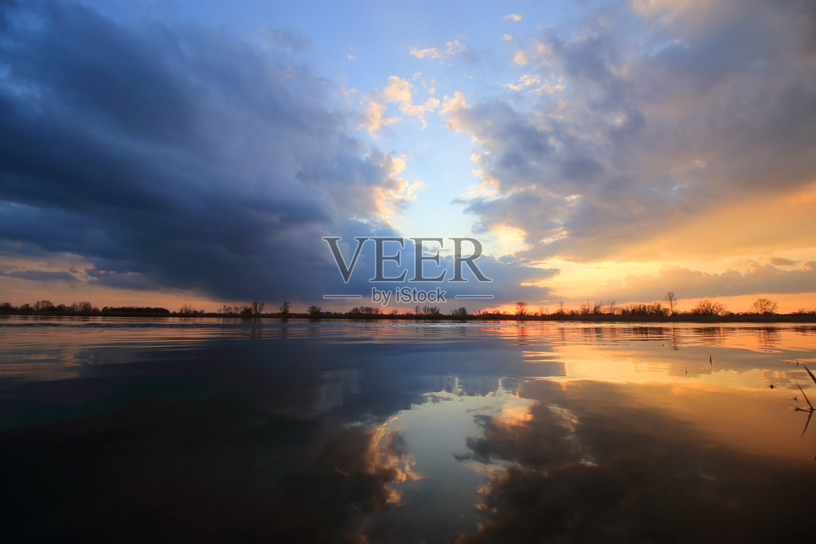 波兰,奥德拉河边的彩色日落。照片摄影图片