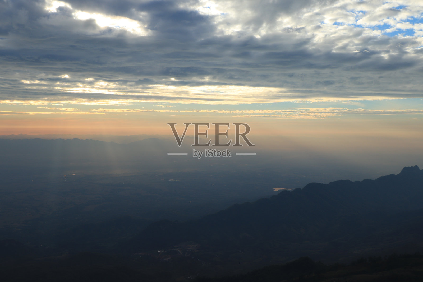 清晨,泰国碧差汶省的日出景观照片摄影图片