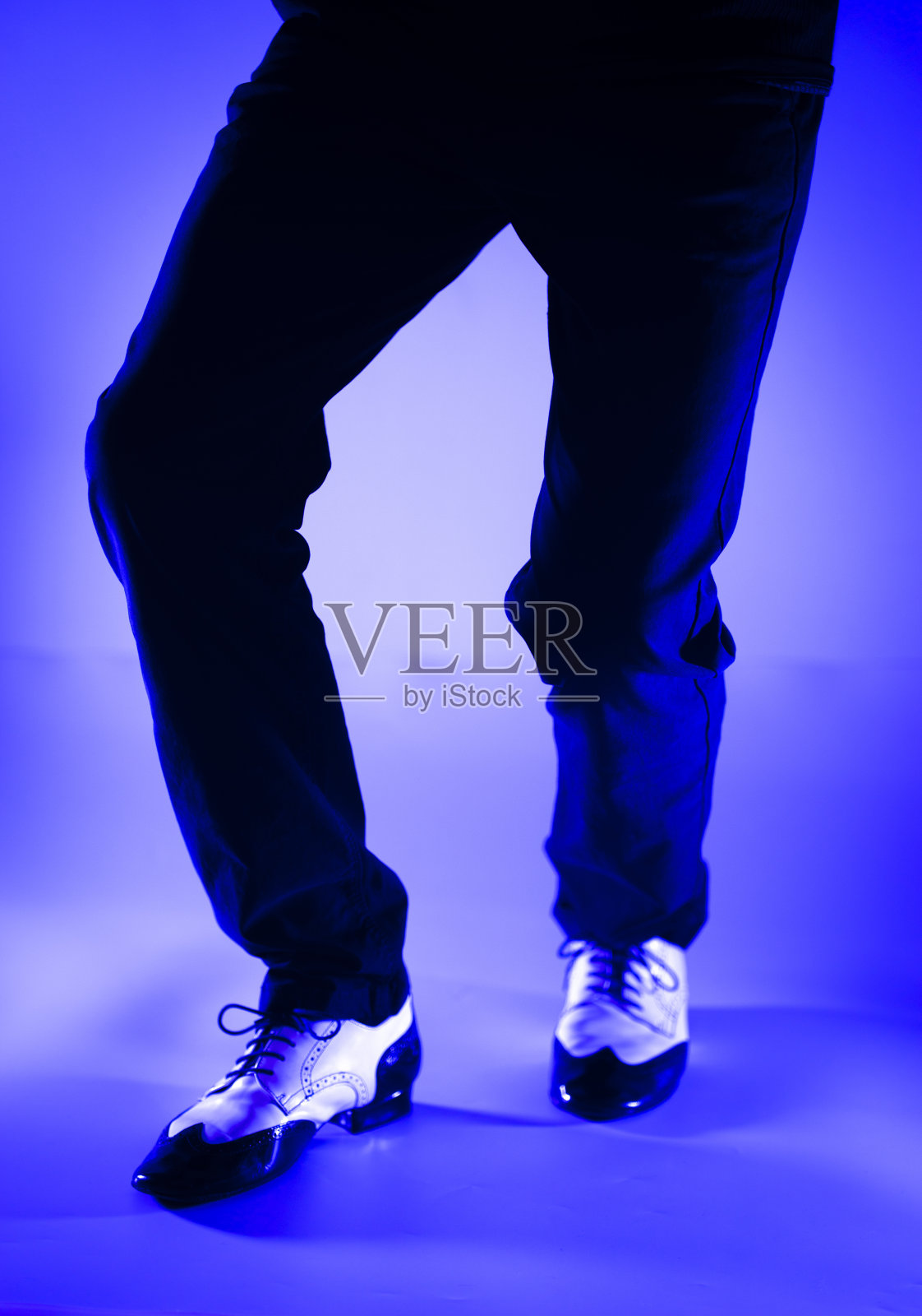 男舞者在爵士乐拉丁交际舞鞋与素色背景照片摄影图片