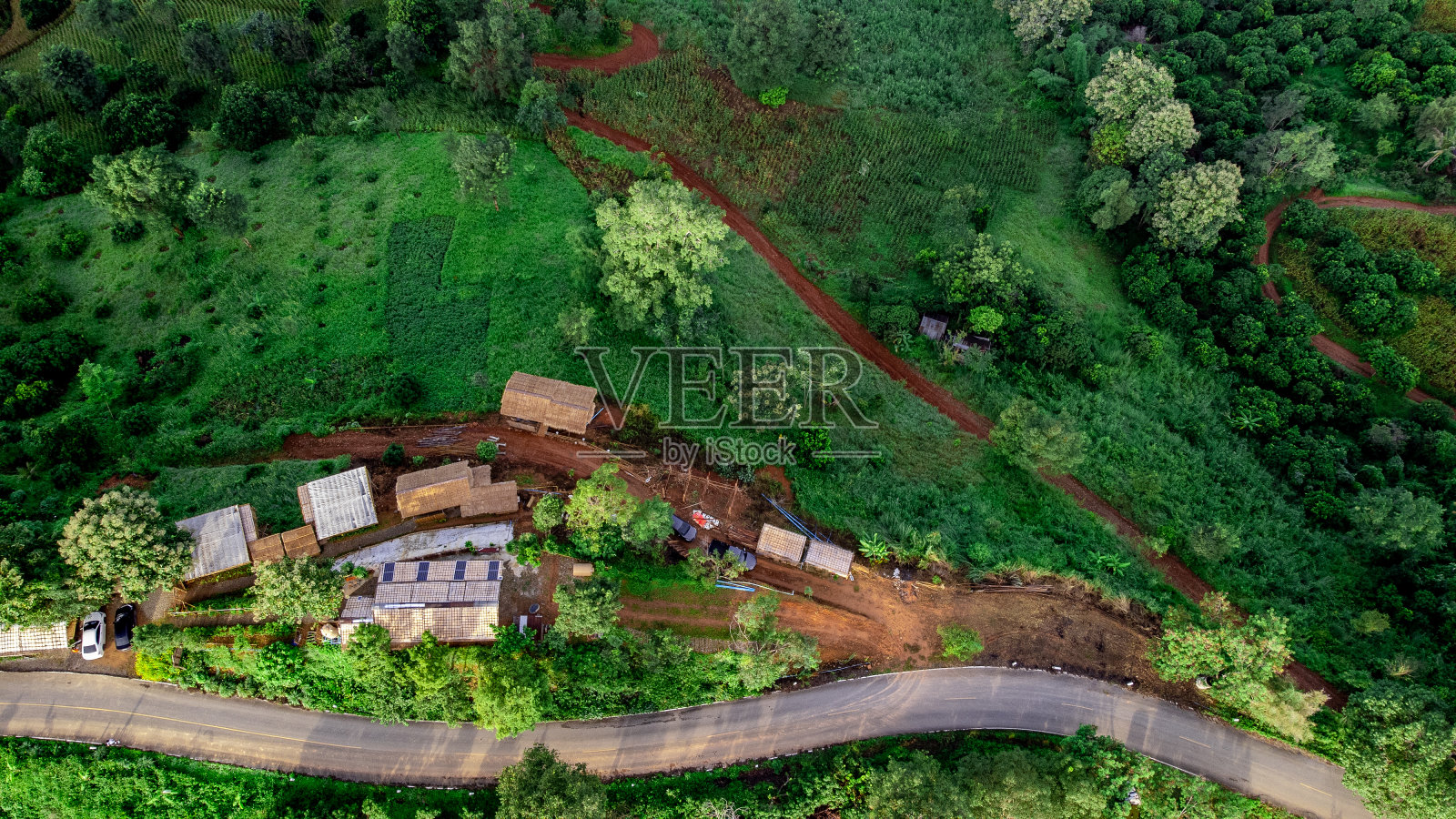 雨后云雾缭绕的山顶公路鸟瞰图照片摄影图片