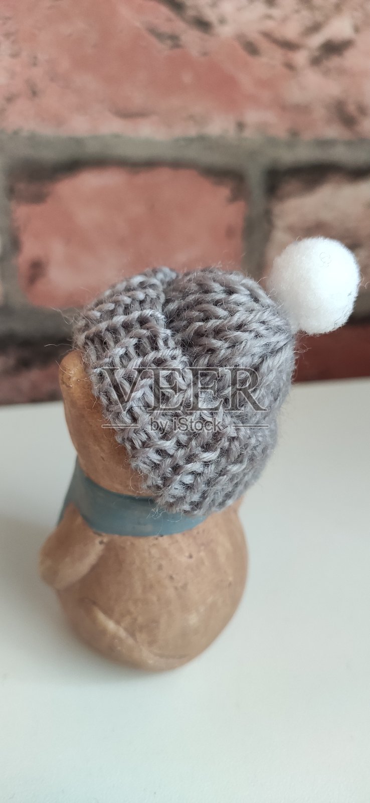 戴着帽子的猫的雕像。照片摄影图片