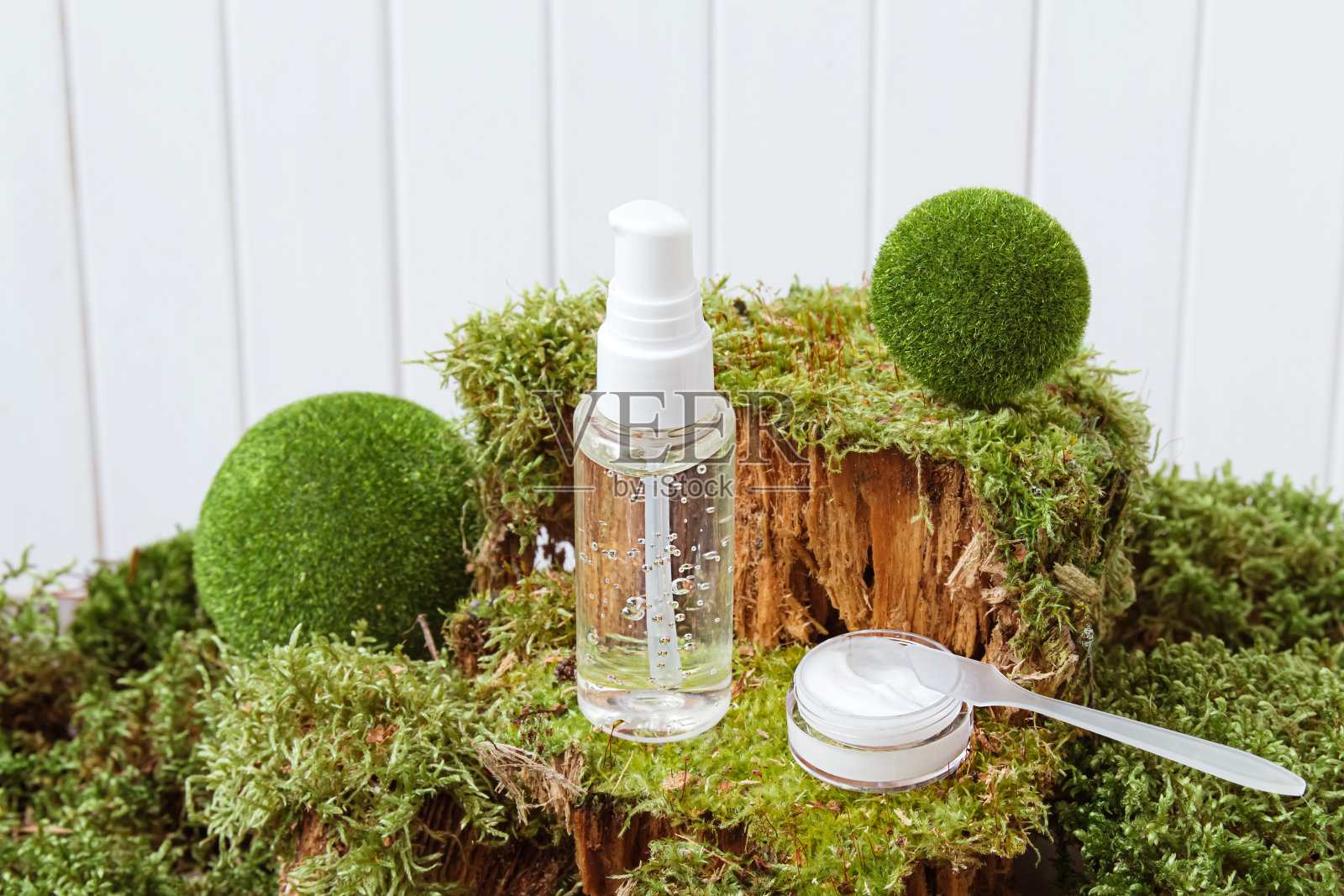 玻璃瓶模型在绿色苔藓背景,自然背景。环保护理有机产品。美容、按摩和水疗的概念。副本的空间。照片摄影图片