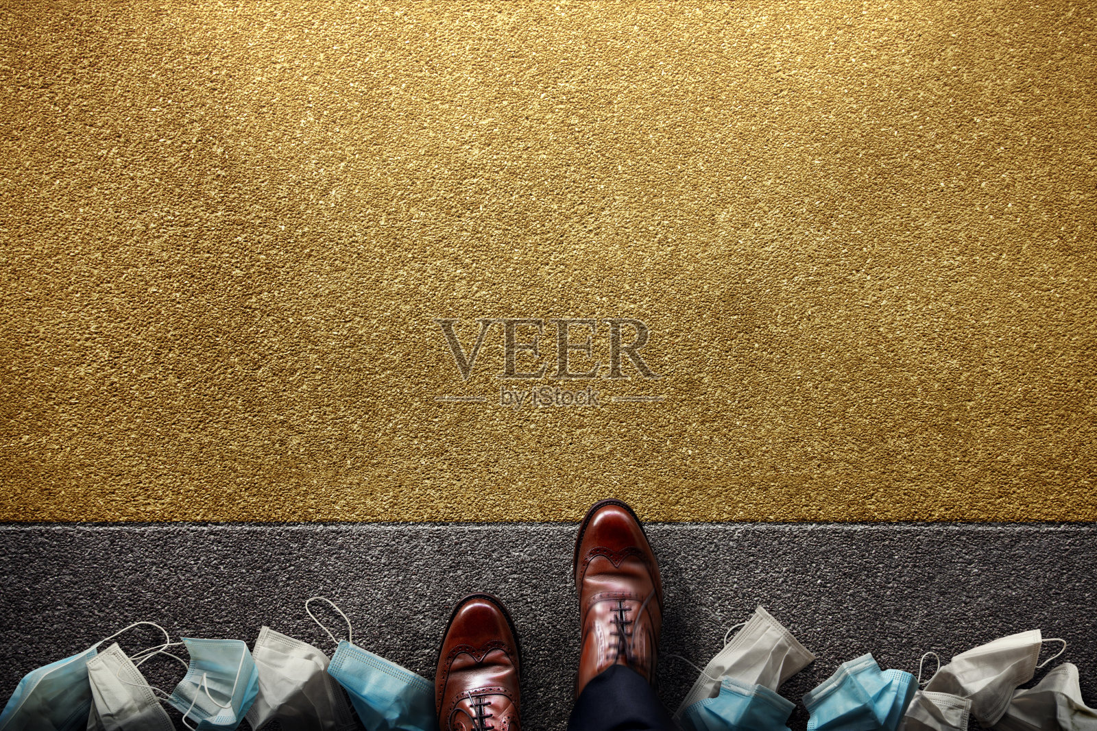 开始的概念。应对冠状病毒疫情的商业战略。商人的脚步和前进的新挑战。从使用过的医用口罩开始。照片摄影图片