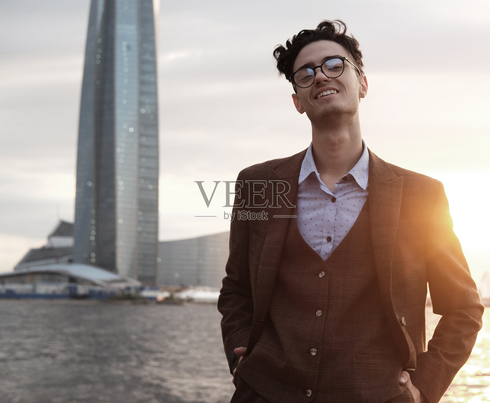 海上一位英俊的商人的肖像照片摄影图片