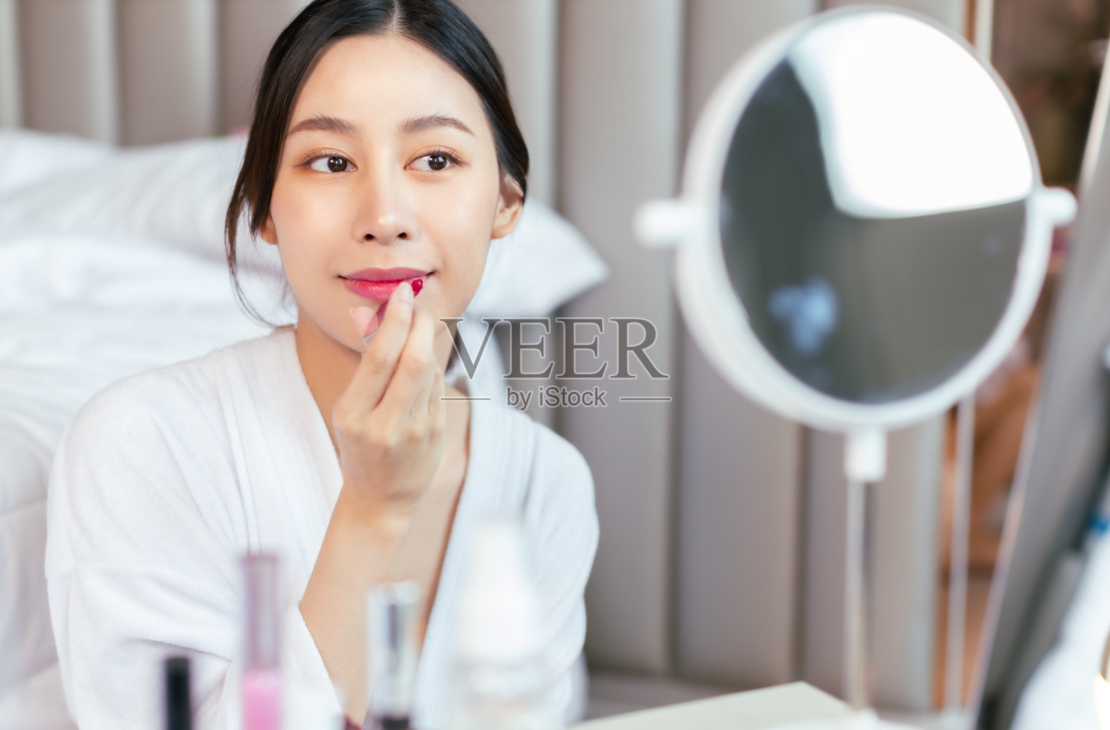 美丽性感的女人的肖像在白色的背景。美丽的女人抚摸着她的脸照片摄影图片