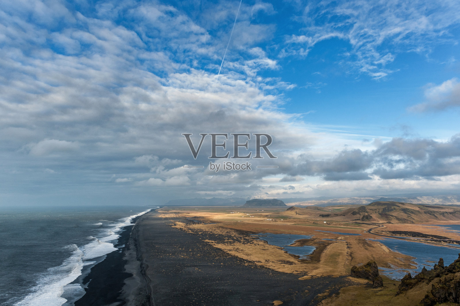 冰岛的黑沙滩Reynisfjara。清晨多云,蓝天和海浪照片摄影图片