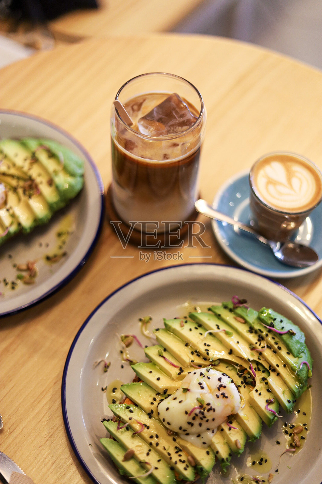 早餐:牛油果吐司加鸡蛋,咖啡加牛奶照片摄影图片