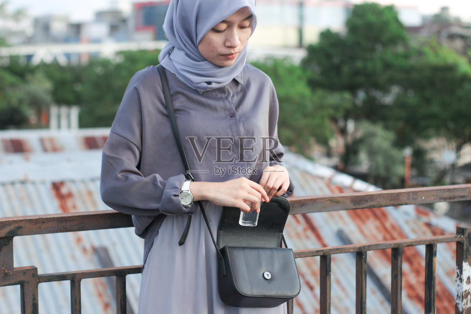 年轻女性使用洗手液照片摄影图片