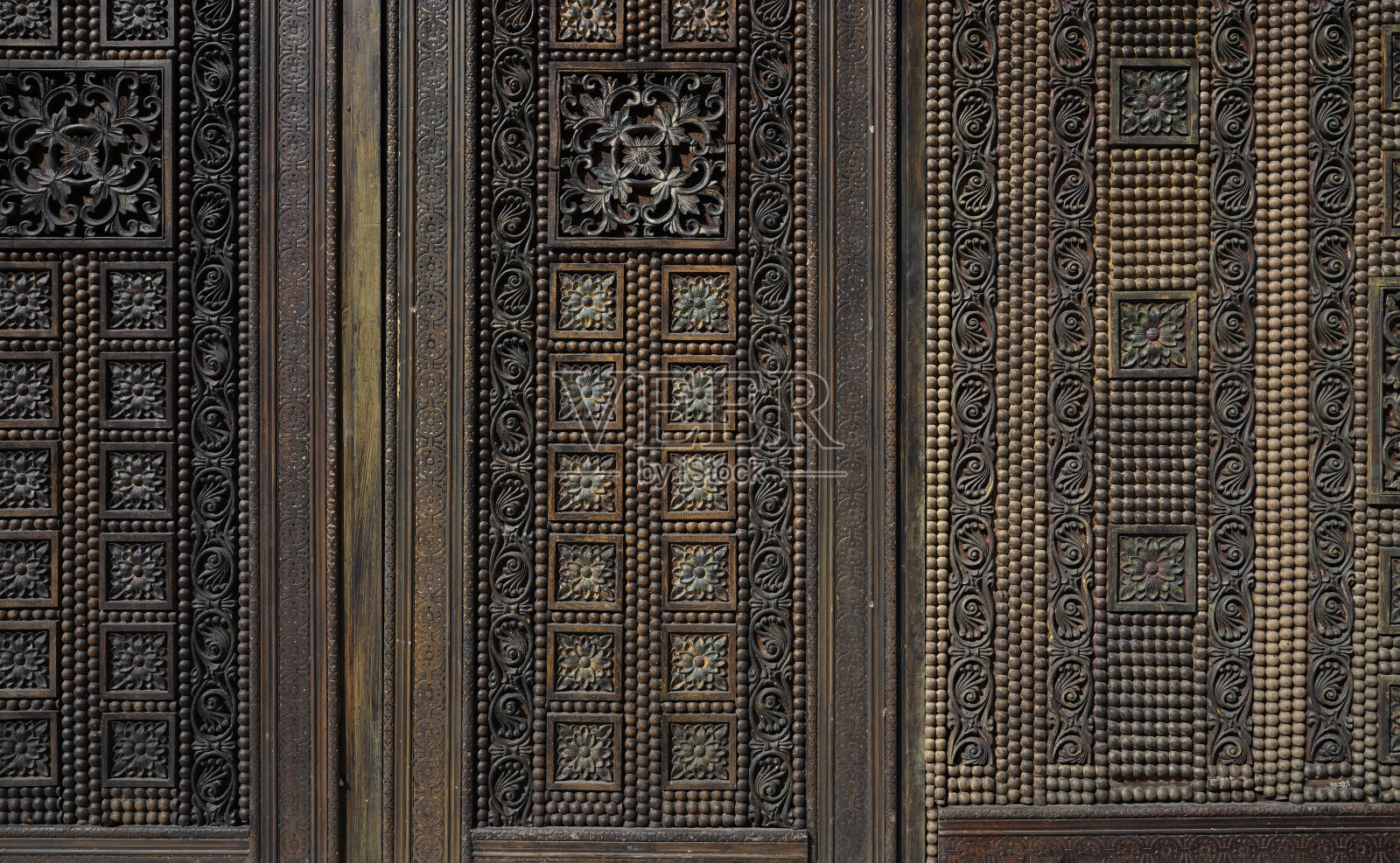 美丽的木雕,手工制作的穆斯林东方风格的门。照片摄影图片