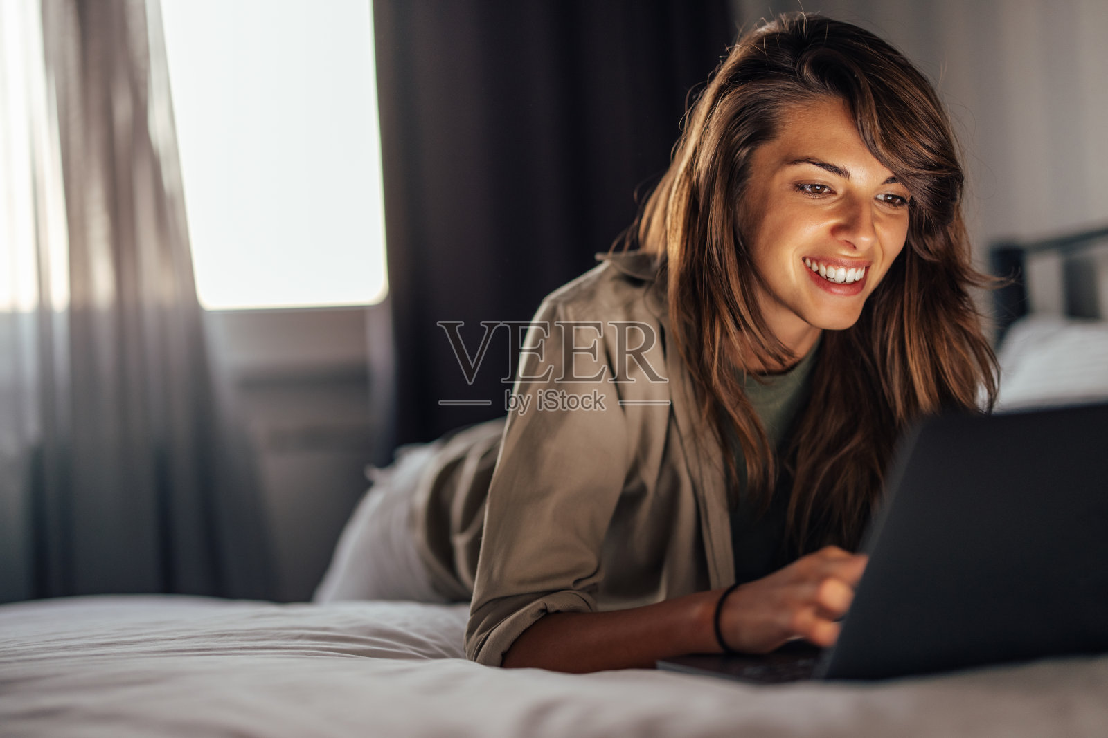 成年女人,听着她最喜欢的歌。照片摄影图片