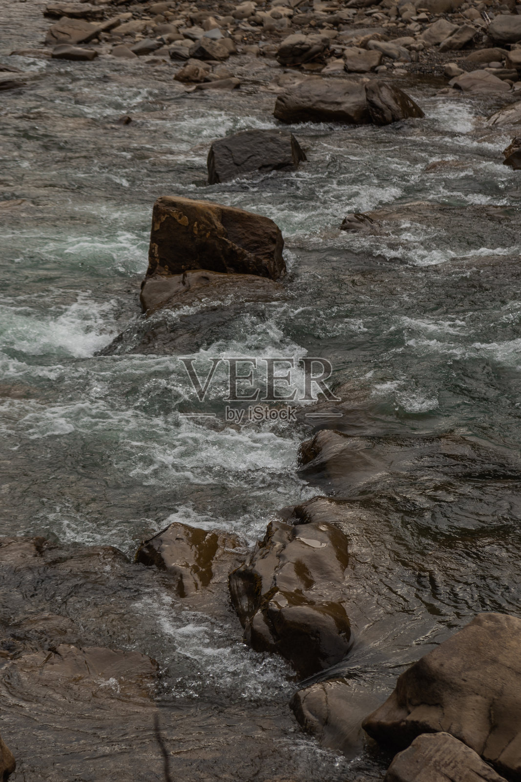山河之间的石头落下来的岩石。喜怒无常的形象。秋天的颜色。自然秋天背景。照片摄影图片