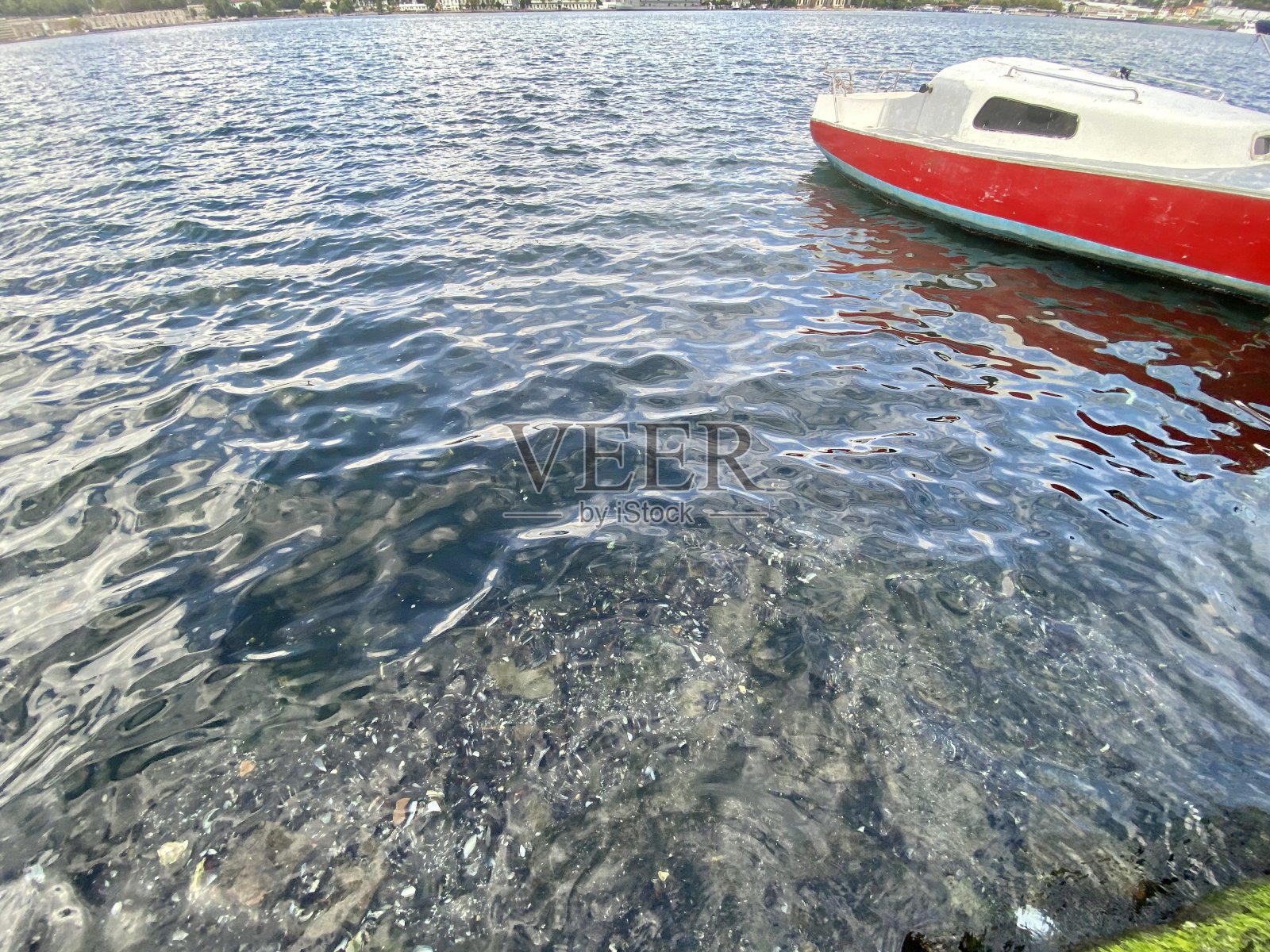 红船在海边,波涛汹涌照片摄影图片