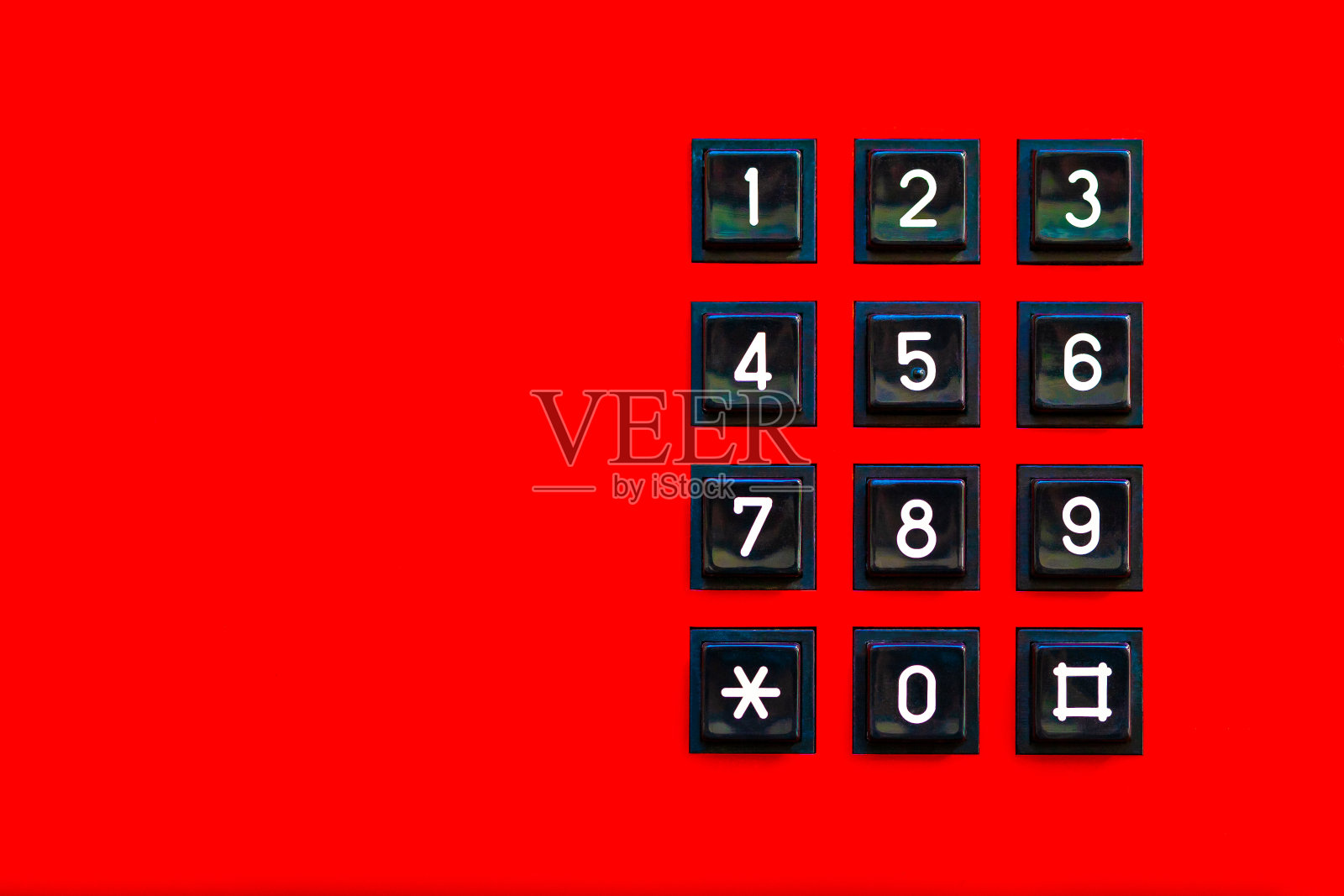 简单的红色老经典复古座机键盘背景,复制空间。老式有线电话号码拨号键盘特写,俯视图,从上面。红色,电信抽象概念照片摄影图片