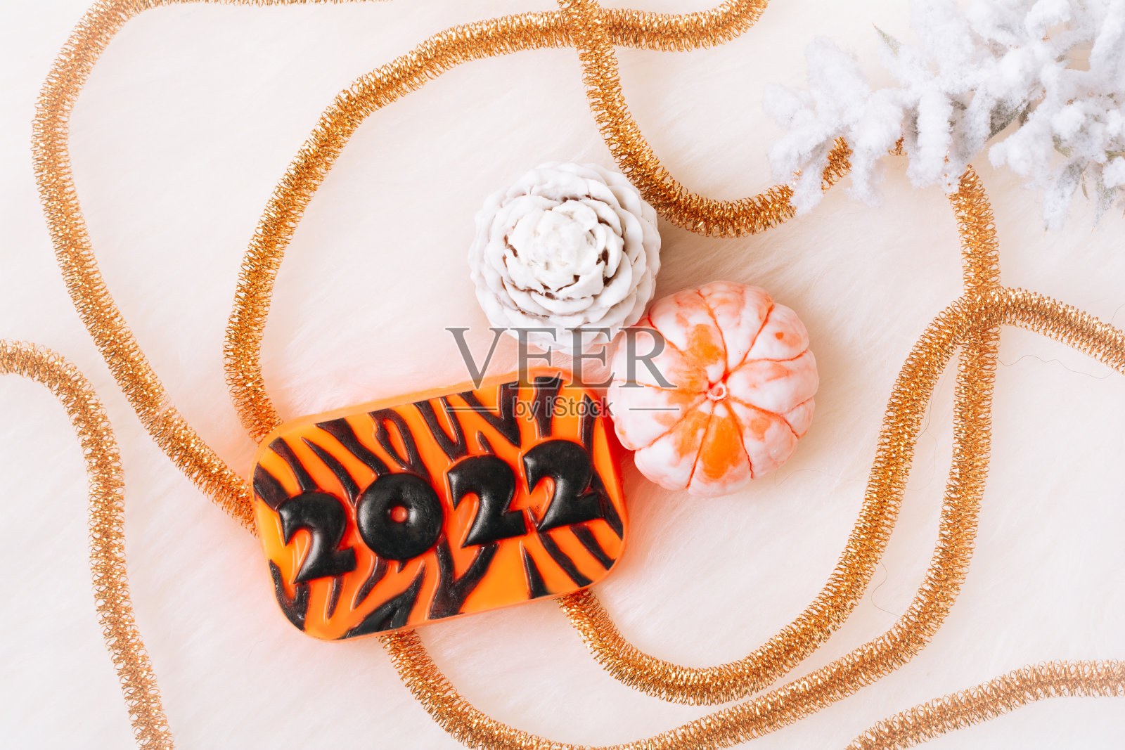 俯视图圣诞和新年装饰,松果,普通话,2022在一个浅色背景。平铺手工新年皂。圣诞玩具。节日概念,礼物和自制肥皂照片摄影图片