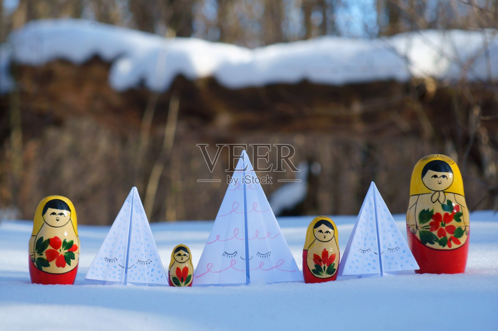 白雪覆盖的森林里的纸玩具圣诞树。照片摄影图片