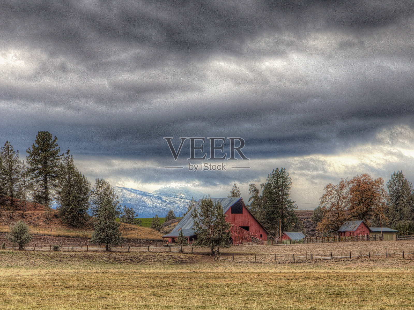 暴风雨的秋天天空下的红色谷仓照片摄影图片